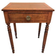 Table d'appoint en noyer et érable à grains flammés de style Sheraton anglais du début du 19e siècle