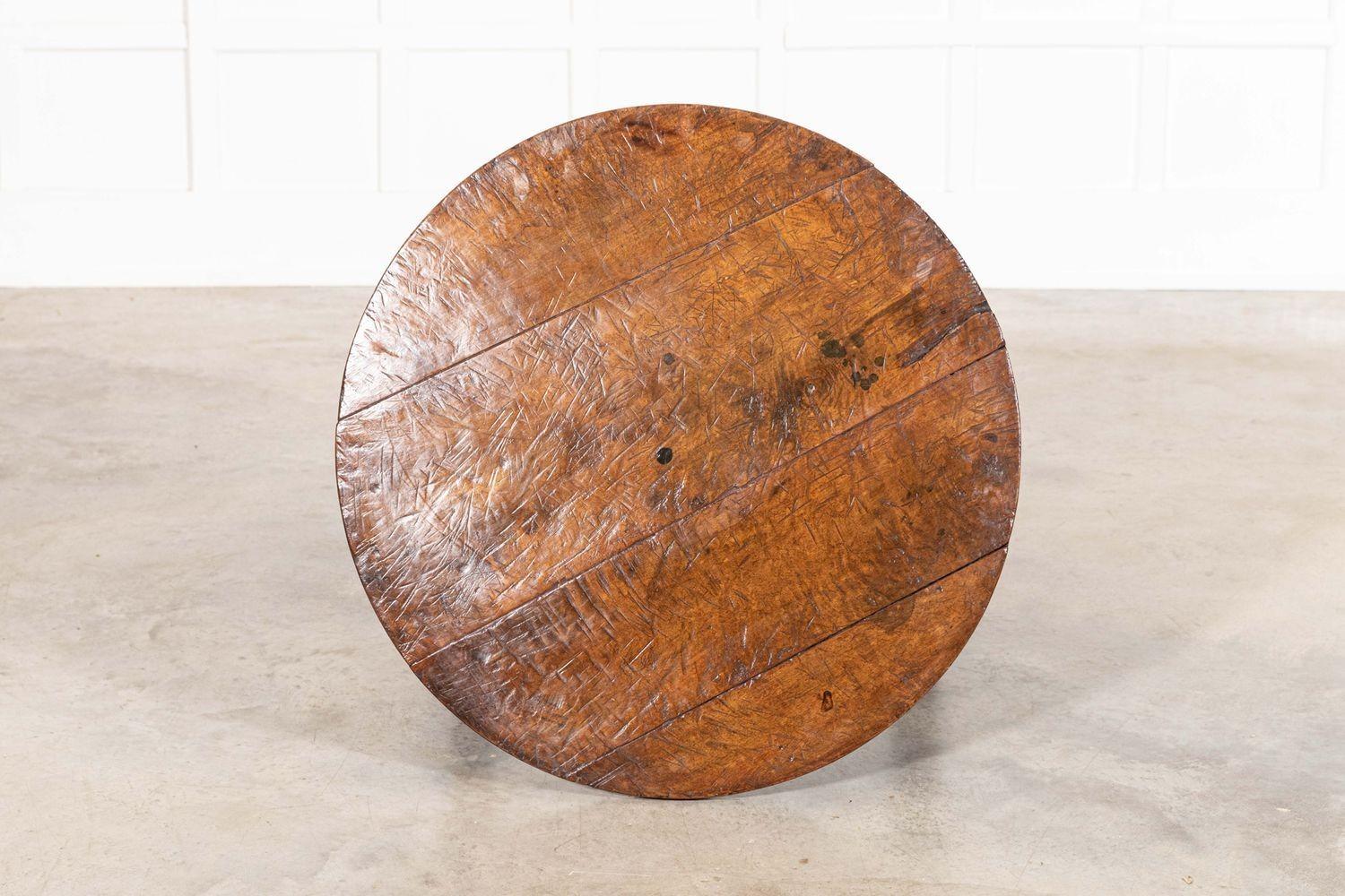 um 1800
Früher englischer Cricket-Tisch aus Sykomore aus dem 19.
sku 1940
W82 x D81 x H67 cm
Gewicht 14 kg