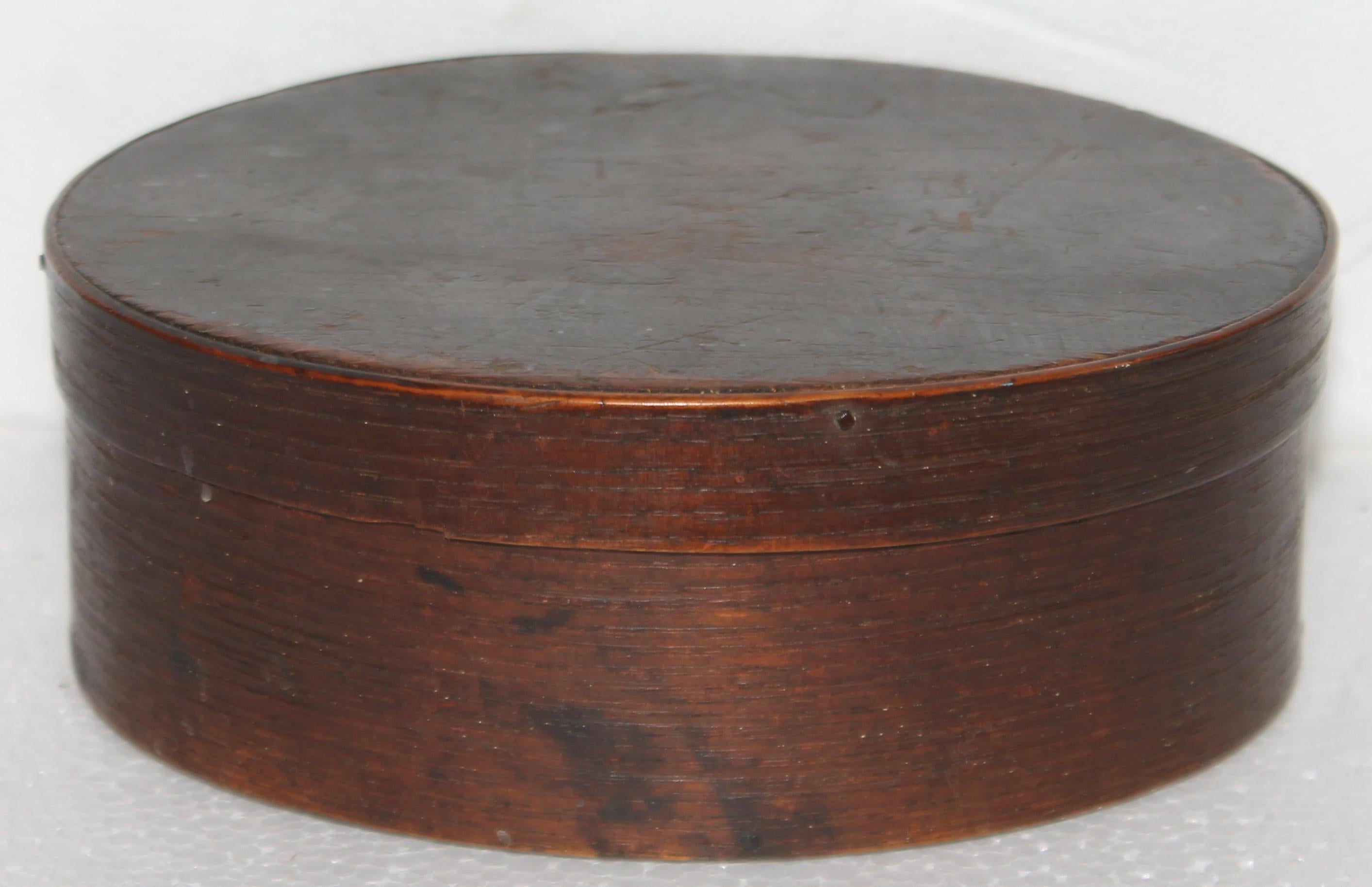 This fine old surface Harvard Shaker style pantry box in fine condition. This box retains the original copper nails. The condition is very good.