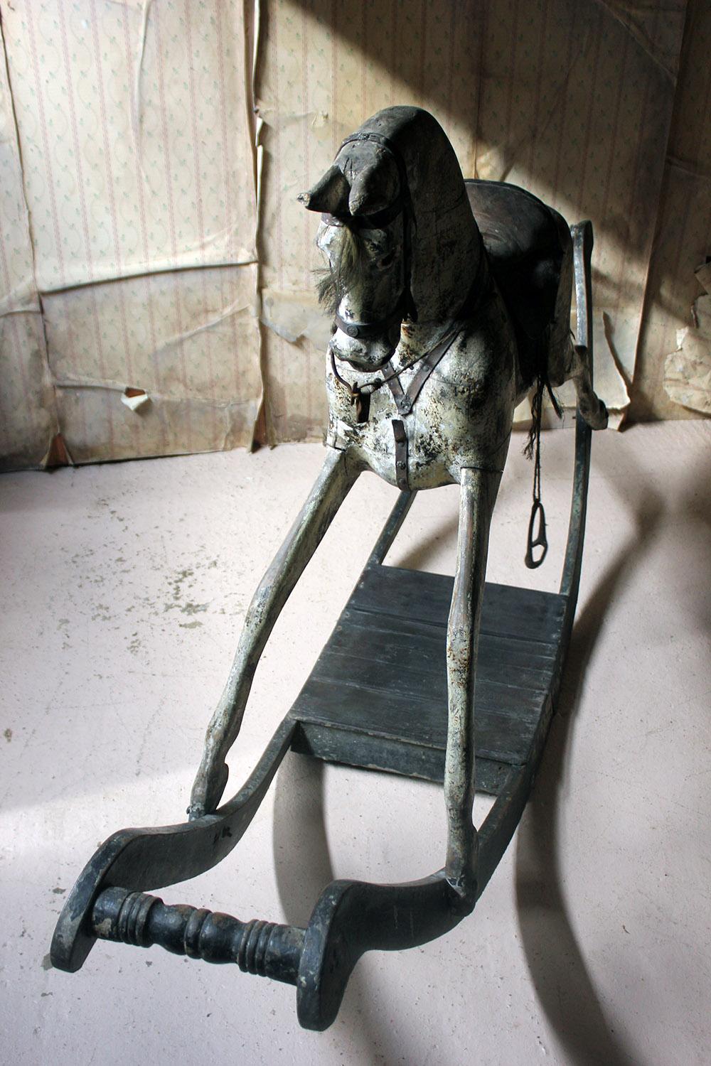 Early 19th Century Large Dappled Grey Bow Rocking Horse, circa 1820-1830 In Distressed Condition In Bedford, Bedfordshire