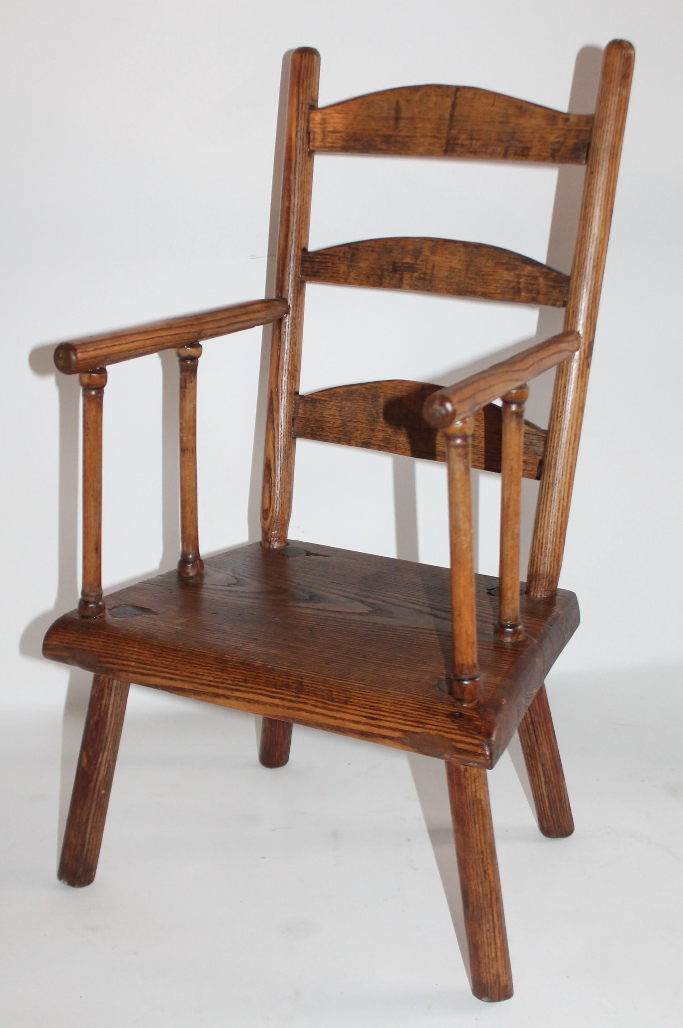 Kinderstuhl mit Leiterlehne aus Neuengland aus dem frühen 19. Jahrhundert in fantastischem Zustand. Dieser frühe Stuhl ist mit Zapfen und Vierkantnägeln gearbeitet.