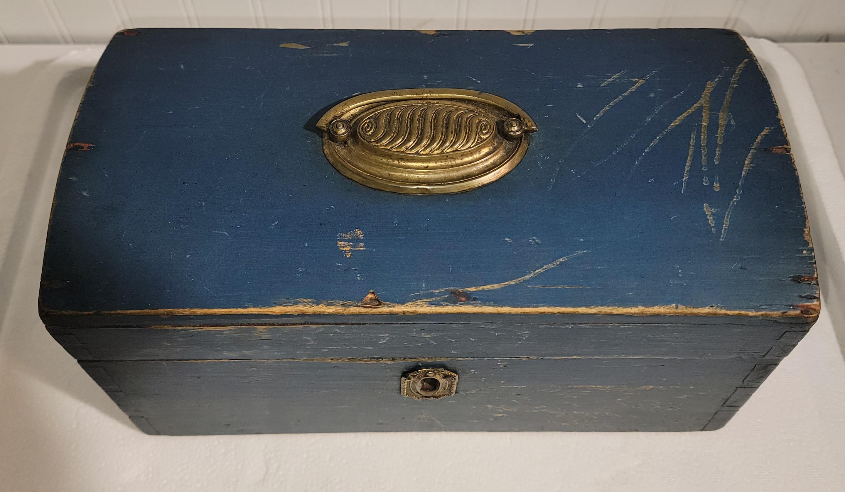 Americano Originale dei primi anni del XIX secolo, dipinto di blu  Mini-Dome Top Box in vendita