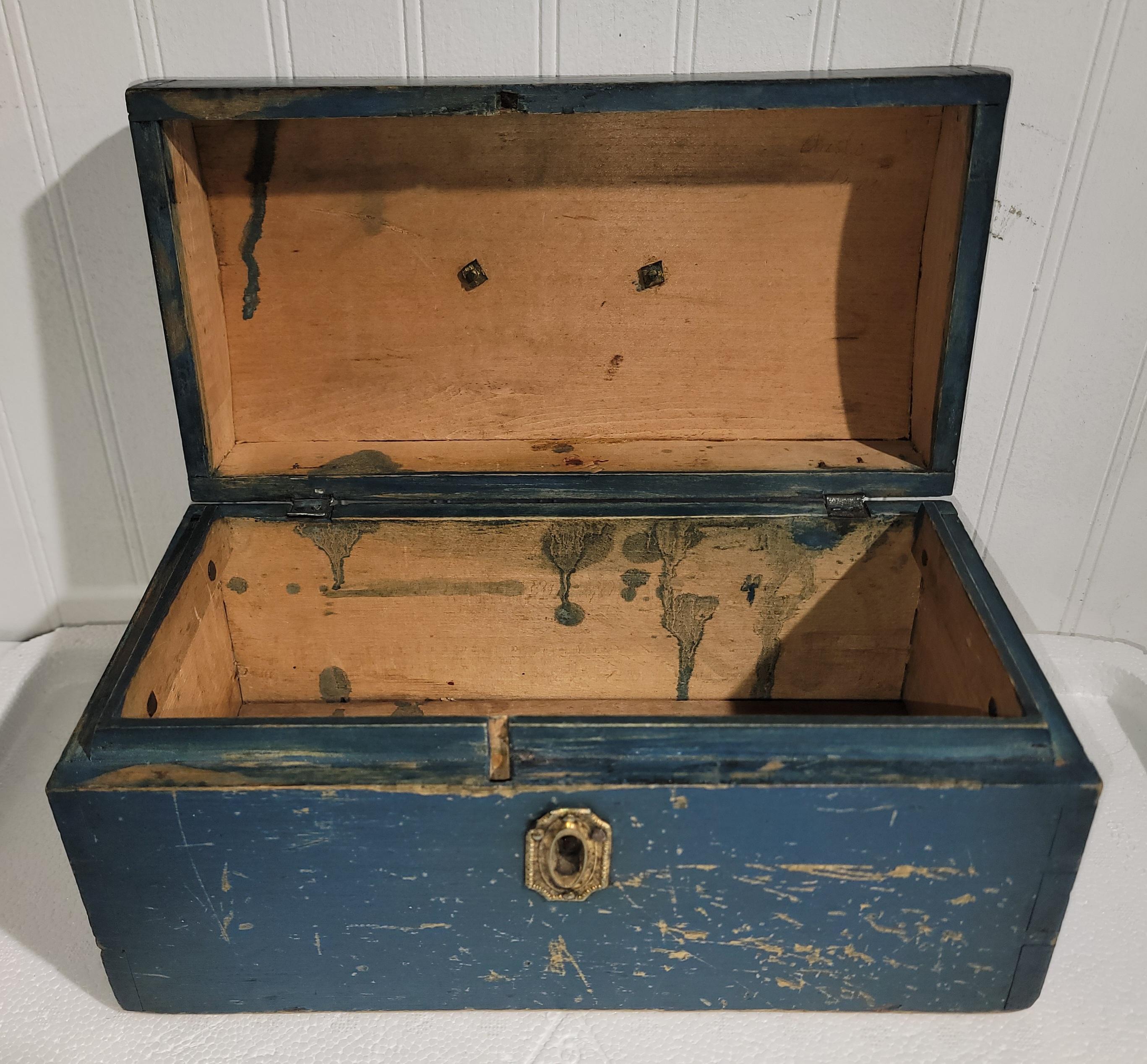 Originale dei primi anni del XIX secolo, dipinto di blu  Mini-Dome Top Box In condizioni buone in vendita a Los Angeles, CA