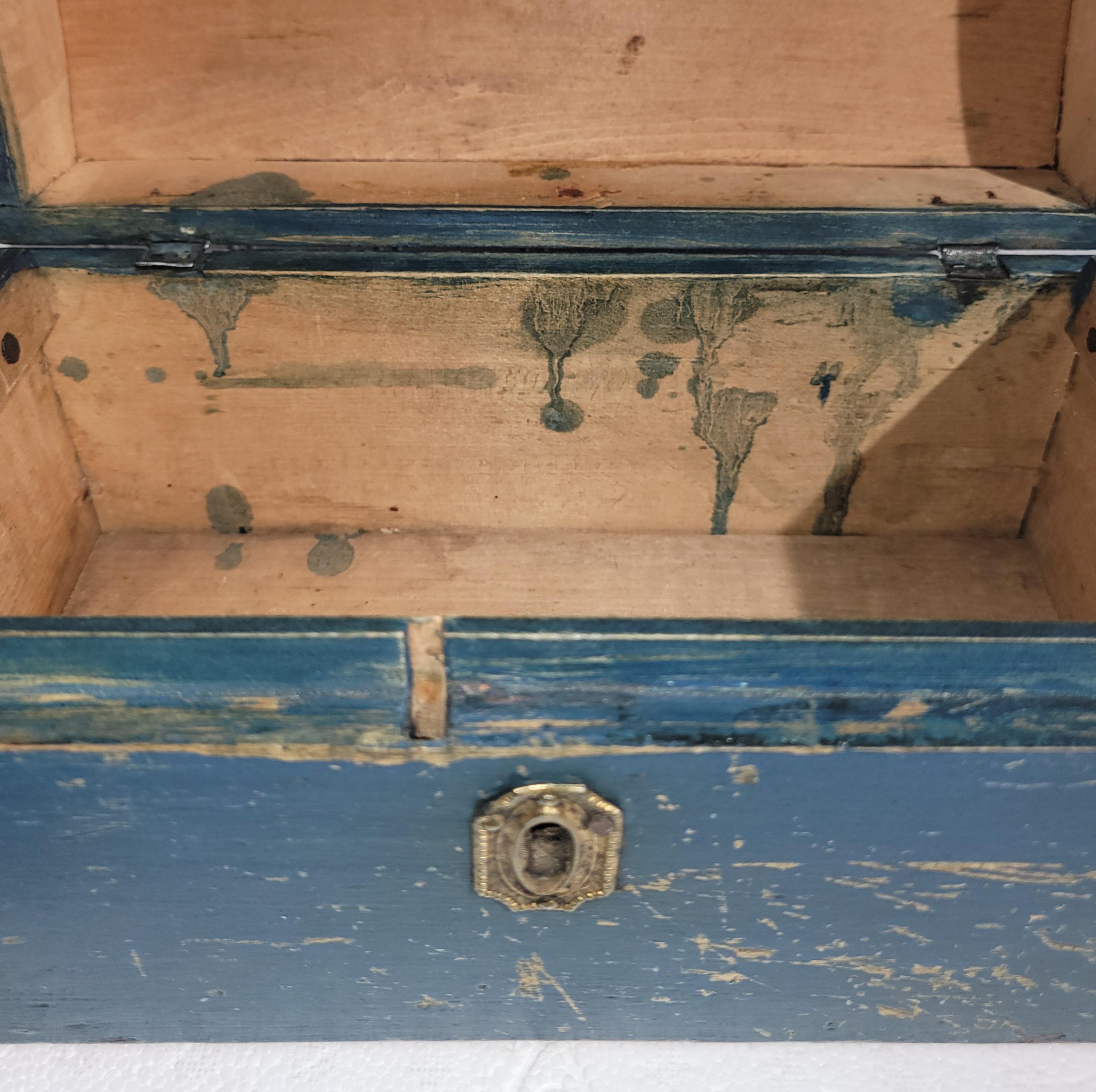 Legno Originale dei primi anni del XIX secolo, dipinto di blu  Mini-Dome Top Box in vendita