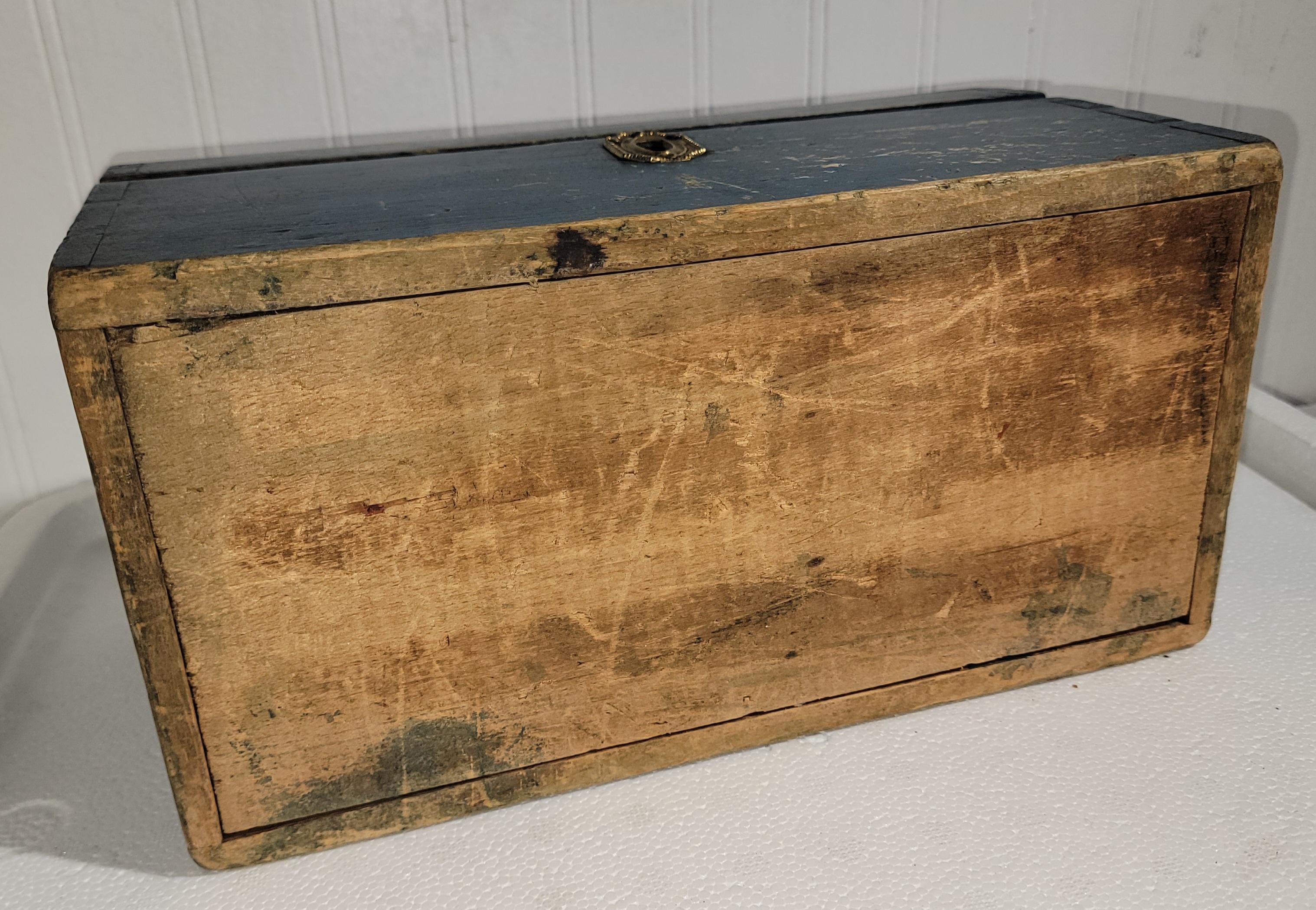 Originale dei primi anni del XIX secolo, dipinto di blu  Mini-Dome Top Box in vendita 1