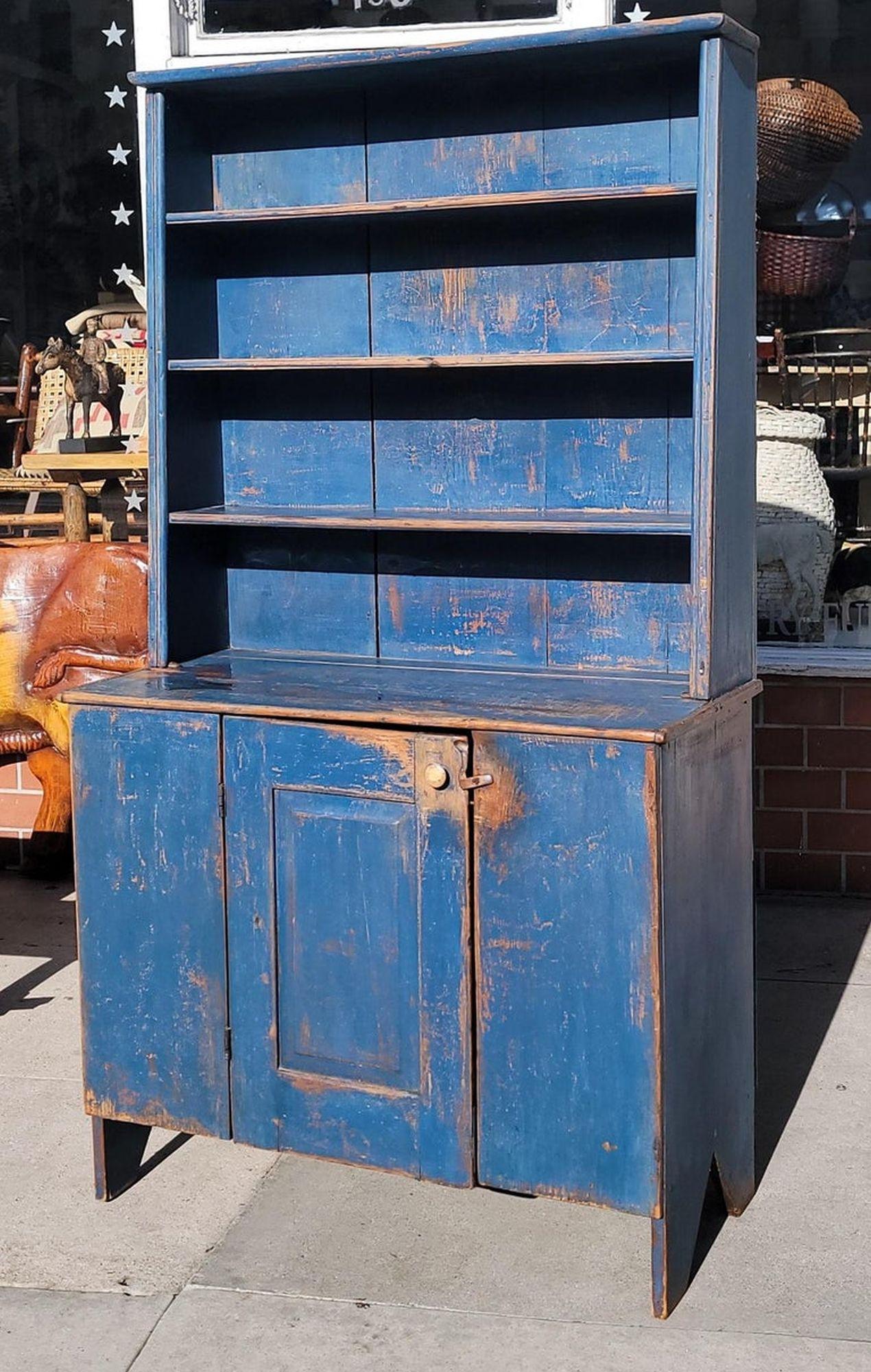 Este increíble armario de peltre original de principios del siglo XIX, pintado de azul, procede de una colección americana de hace cuarenta años. Este armario se vendió originalmente en una subasta de Skinner hace más de cuarenta años y procedía de