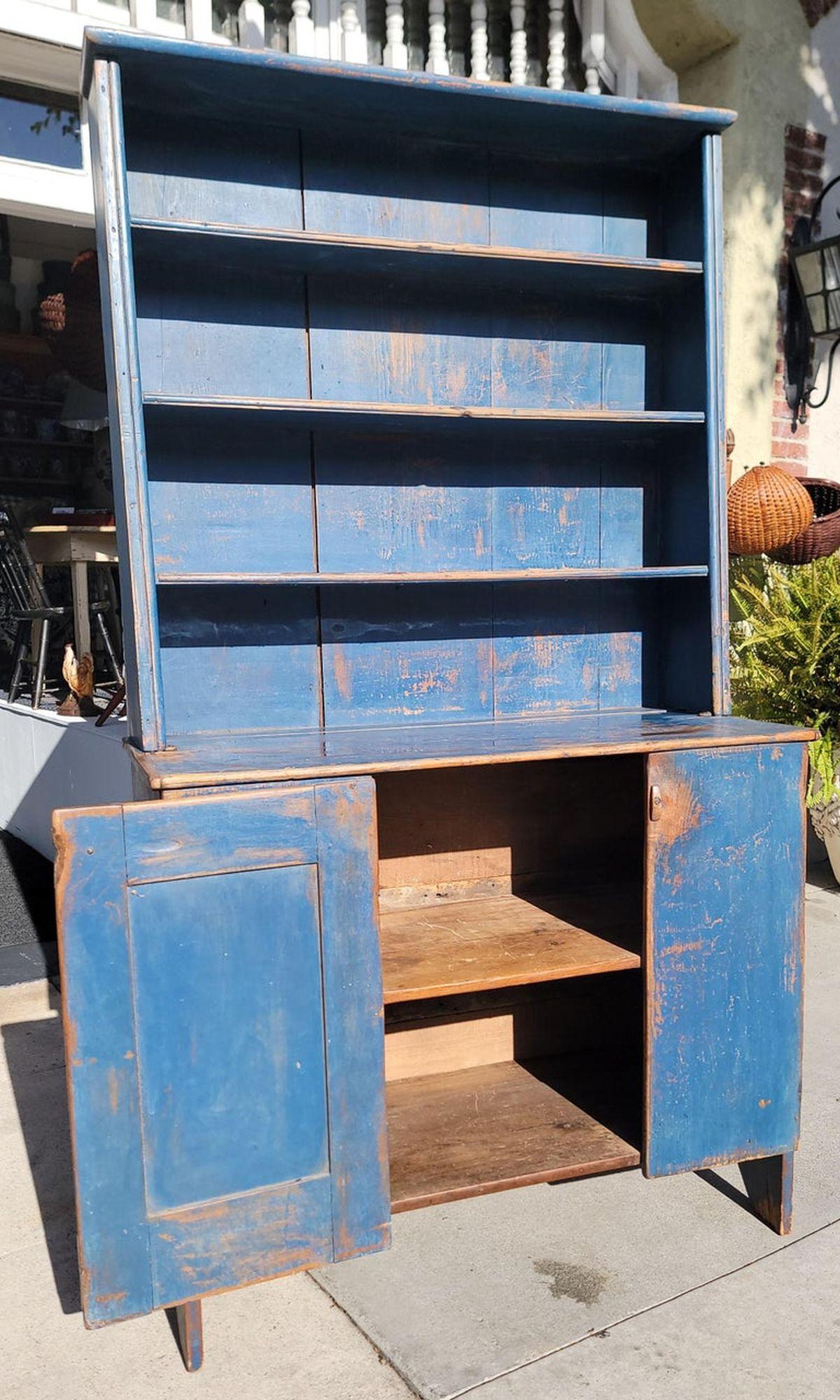 Armario de peltre original de principios del siglo XIX pintado en azul y con respaldo Adirondack en venta