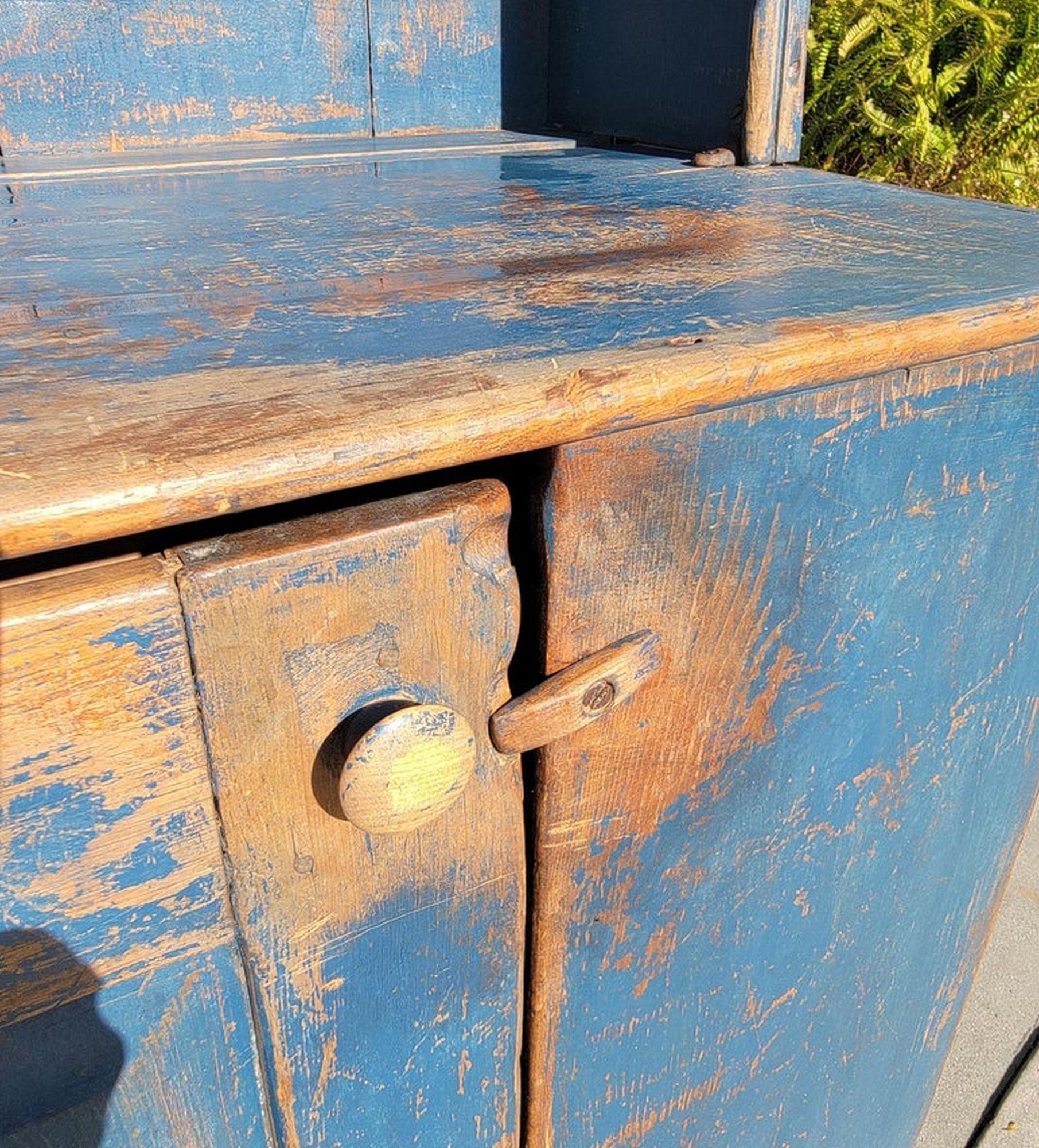 Armario de peltre original de principios del siglo XIX pintado en azul y con respaldo Estadounidense en venta