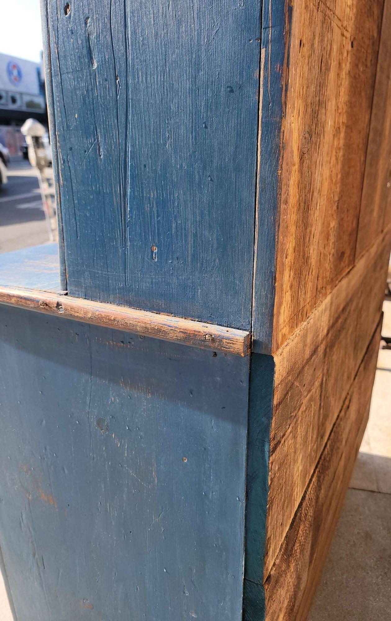 Armario de peltre original de principios del siglo XIX pintado en azul y con respaldo Hecho a mano en venta