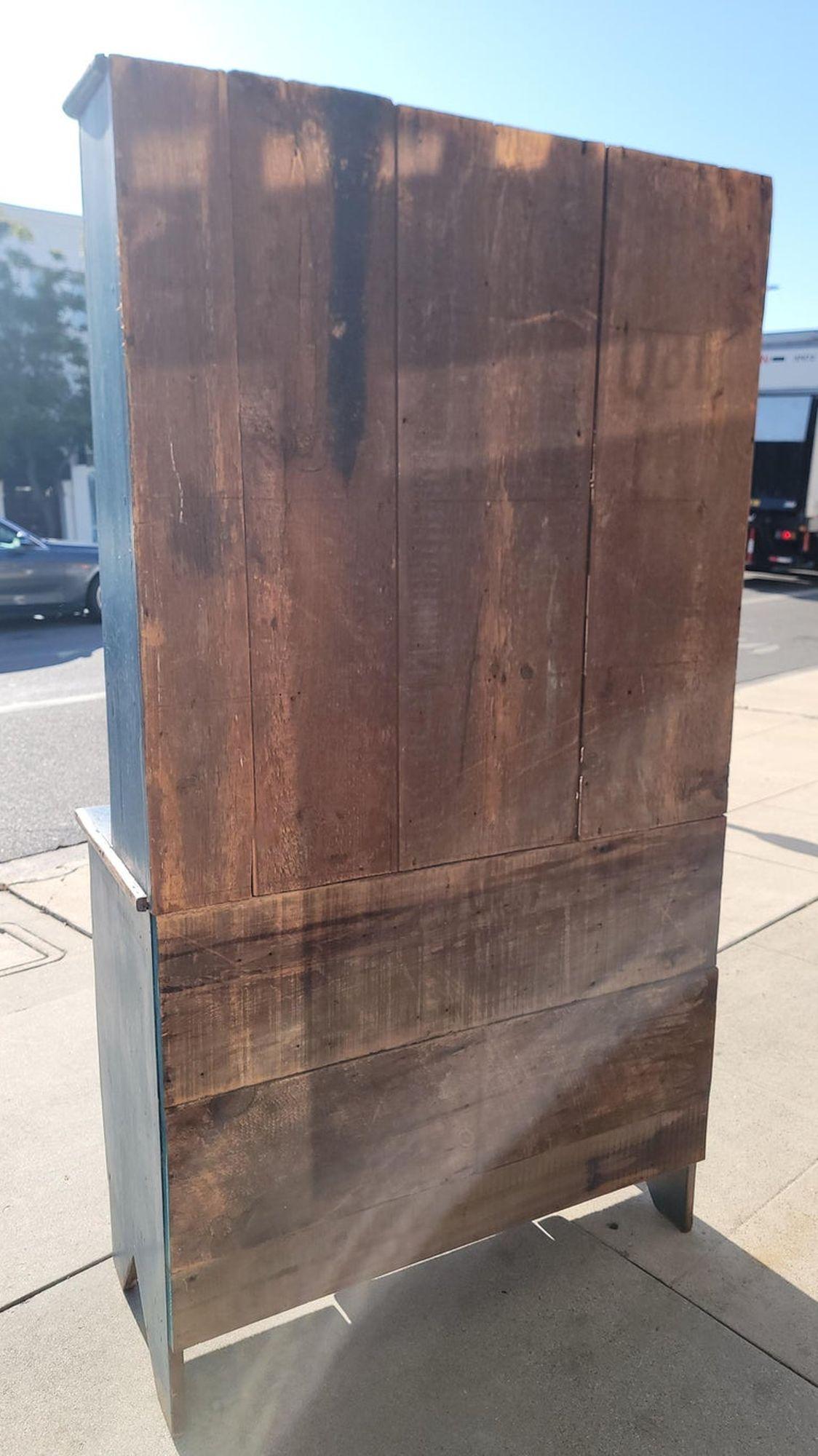 Armario de peltre original de principios del siglo XIX pintado en azul y con respaldo en Bueno estado para la venta en Los Angeles, CA