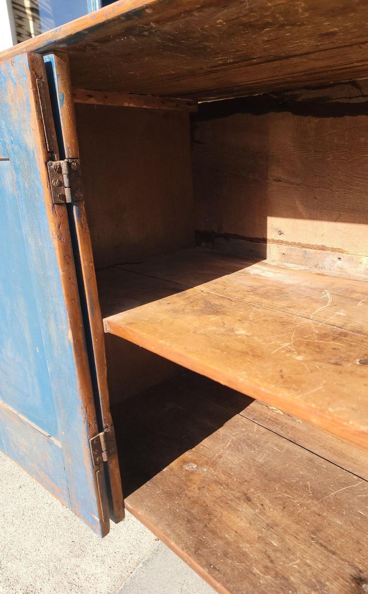 Armario de peltre original de principios del siglo XIX pintado en azul y con respaldo Pino en venta