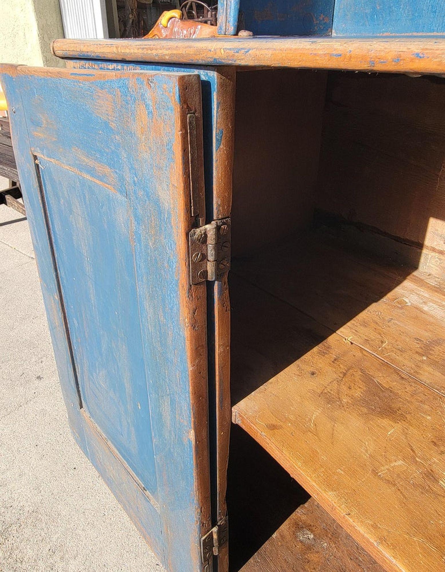 Armario de peltre original de principios del siglo XIX pintado en azul y con respaldo en venta 1