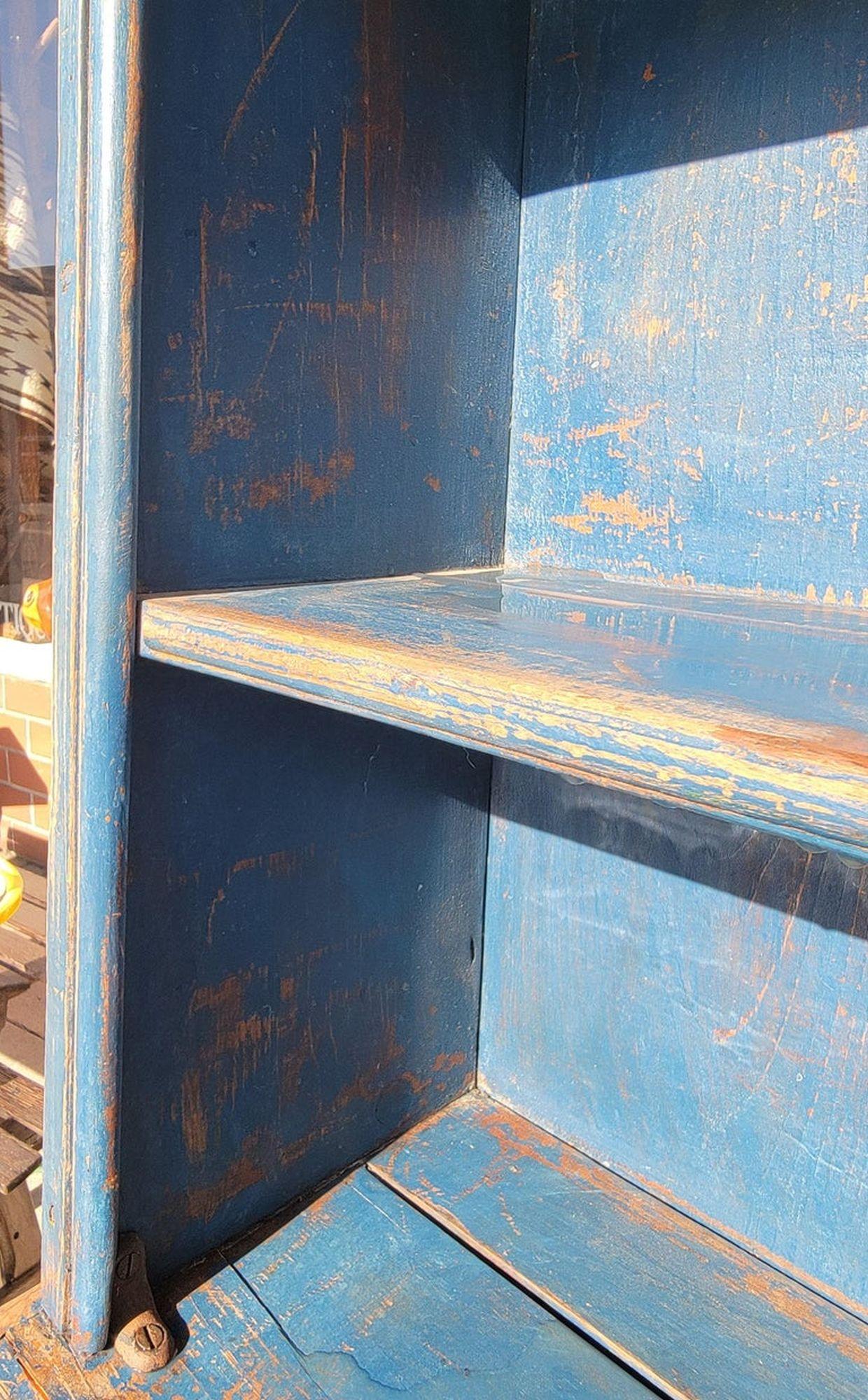 Armario de peltre original de principios del siglo XIX pintado en azul y con respaldo en venta 2