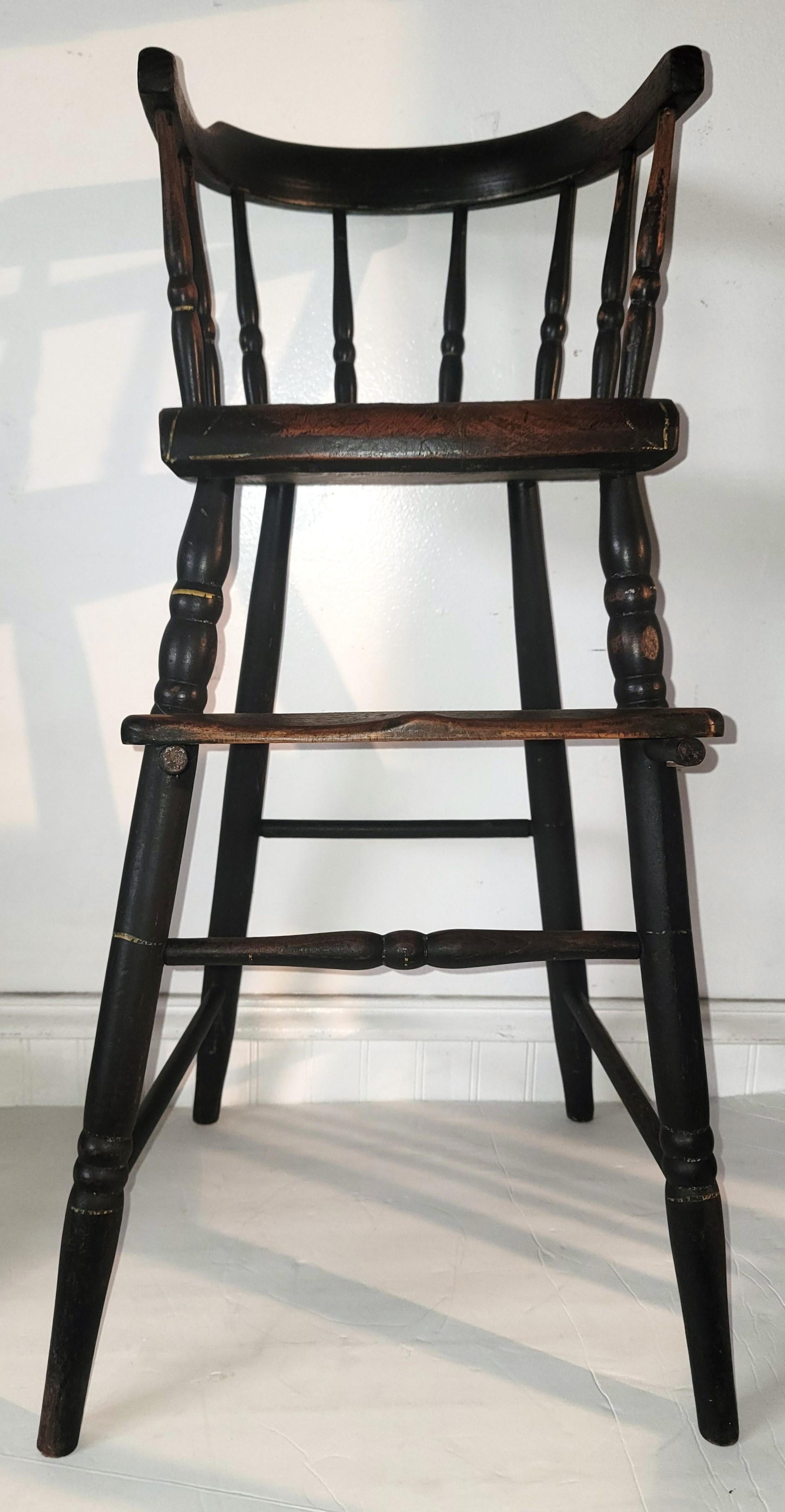 Début 19ème original peint  de l'enfant  Chaise haute de Nouvelle-Angleterre - Circa 1840s
Merveilleuse chaise d'enfant en bois en très bon état. Cette chaise est une chaise haute destinée à être mise à niveau à la table du dîner. Le siège enfant