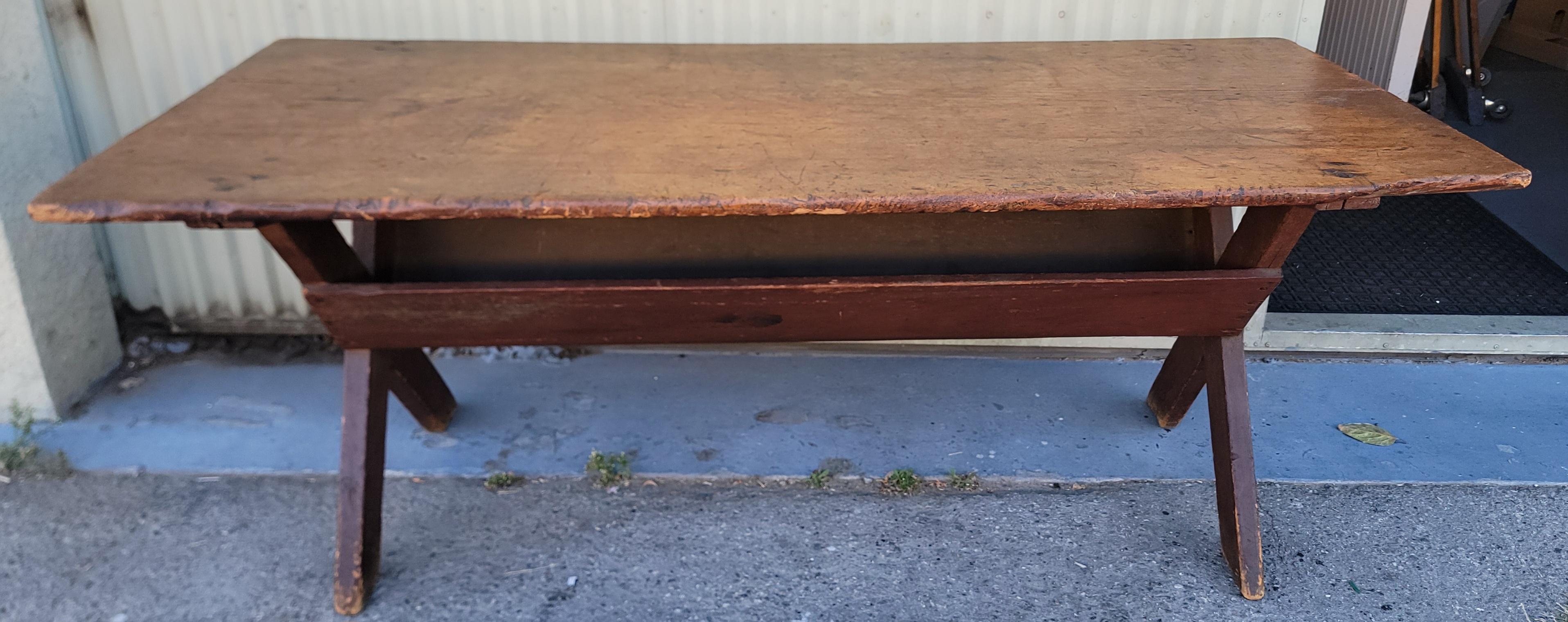 19Thc Original rot lackierte Basis mit einer Planke Gestrüpp top.All ursprünglichen Oberfläche und guten Zustand.Dieser Tisch wurde ursprünglich in Bucks County,Pennsylvania.Der Zustand ist sehr gut und kommt zu uns aus einer privaten Sammlung.
