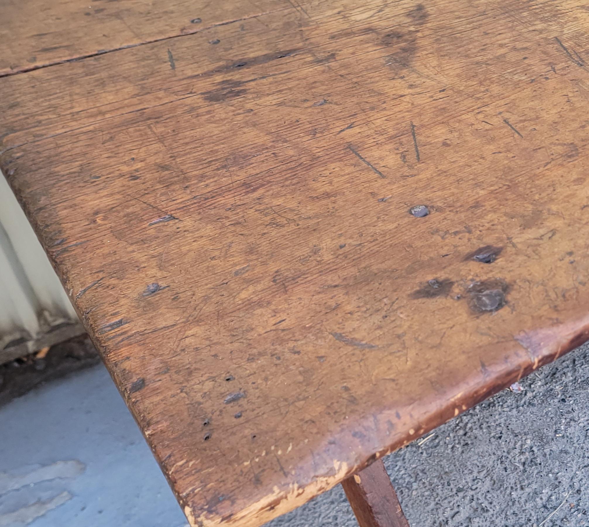 Frühe 19Thc Original rot lackiert Sawbuck Tabelle (Handgefertigt) im Angebot
