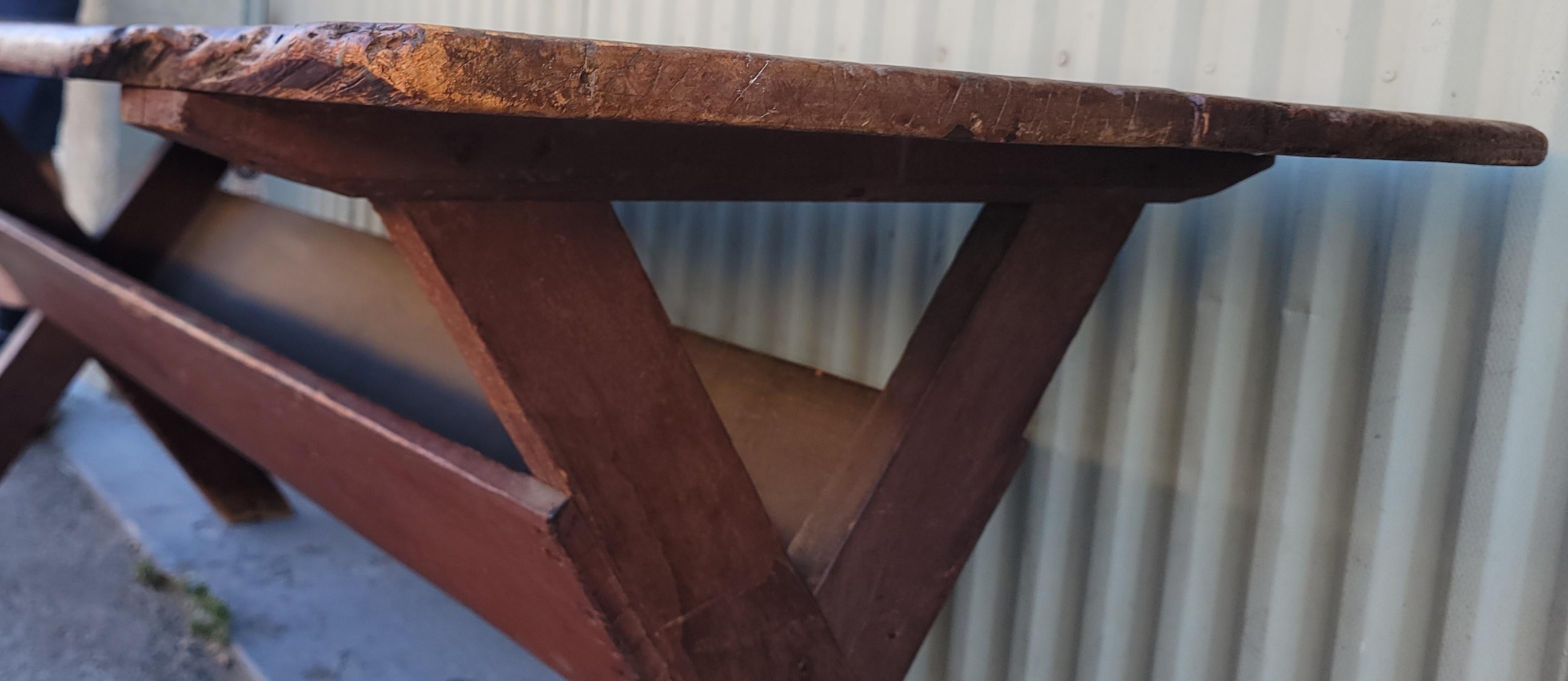 Frühe 19Thc Original rot lackiert Sawbuck Tabelle im Zustand „Gut“ im Angebot in Los Angeles, CA