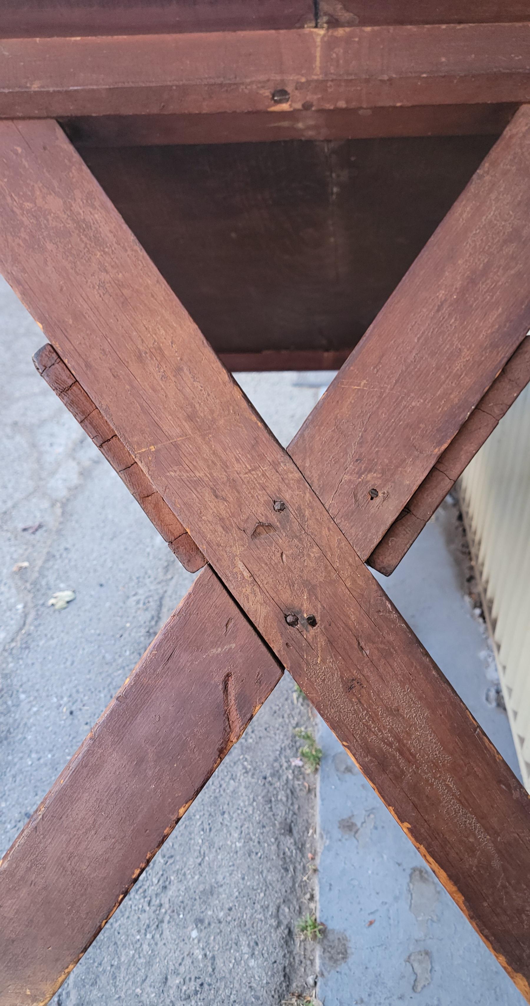Frühe 19Thc Original rot lackiert Sawbuck Tabelle (19. Jahrhundert) im Angebot