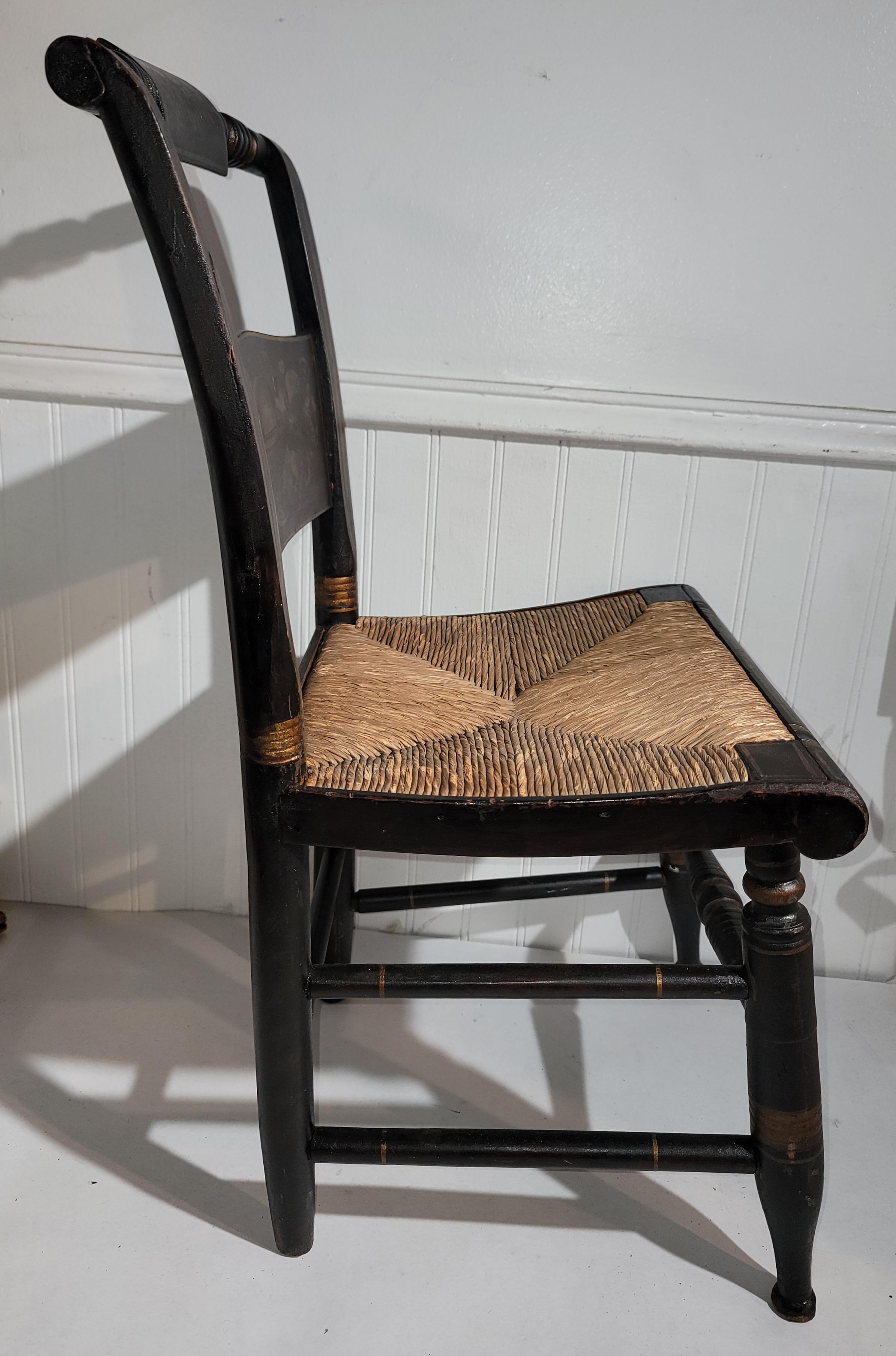 19Thc Original schablonengemalte Kindersachen  Stuhl mit originalem, handgeflochtenem Binsensitz und in sehr robustem Zustand mit feiner, ungestörter Lackoberfläche.