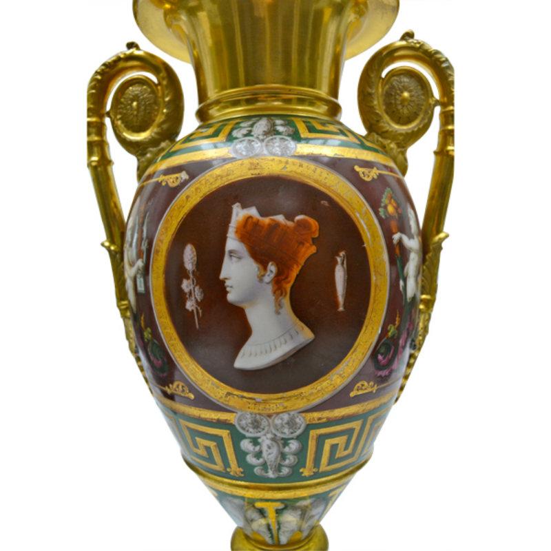 Inizio XIX secolo Urna in porcellana di Parigi dell'inizio del XIX secolo in vendita