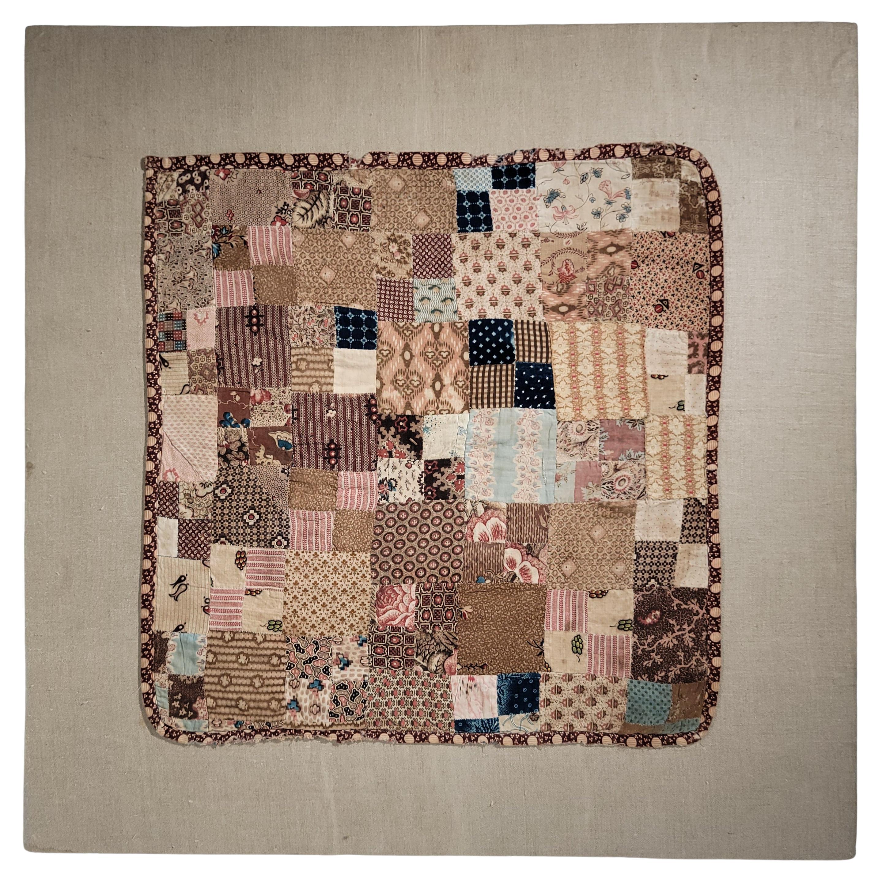 Colcha de patchwork montada para muñecas de principios del siglo XIX