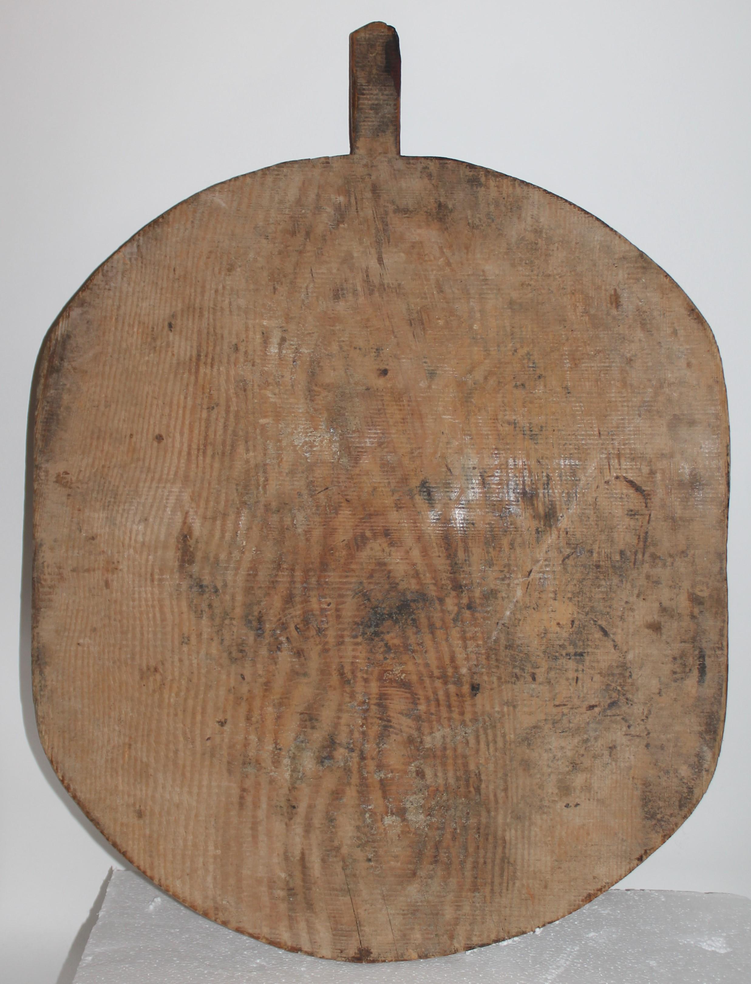 This fine early cutting board is in great condition with a fantastic patina. It was found in New England. Great hung on a wall or use as a serving cutting board.