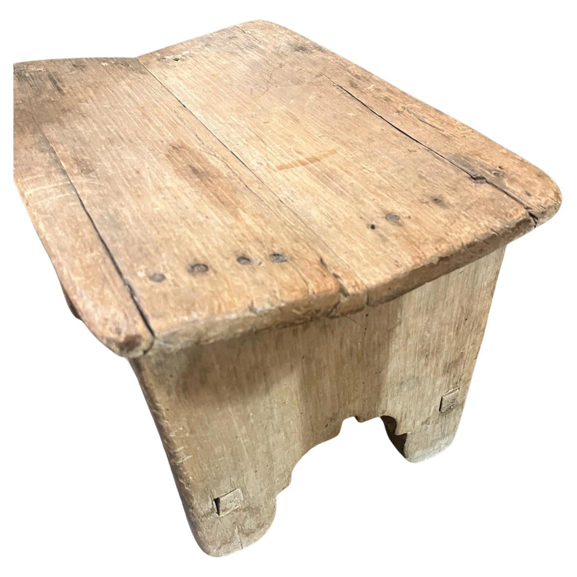 19Thc Pueblo indio de pino tallado a mano taburete de pie de niño o banco.La condición es muy buena y fuerte.