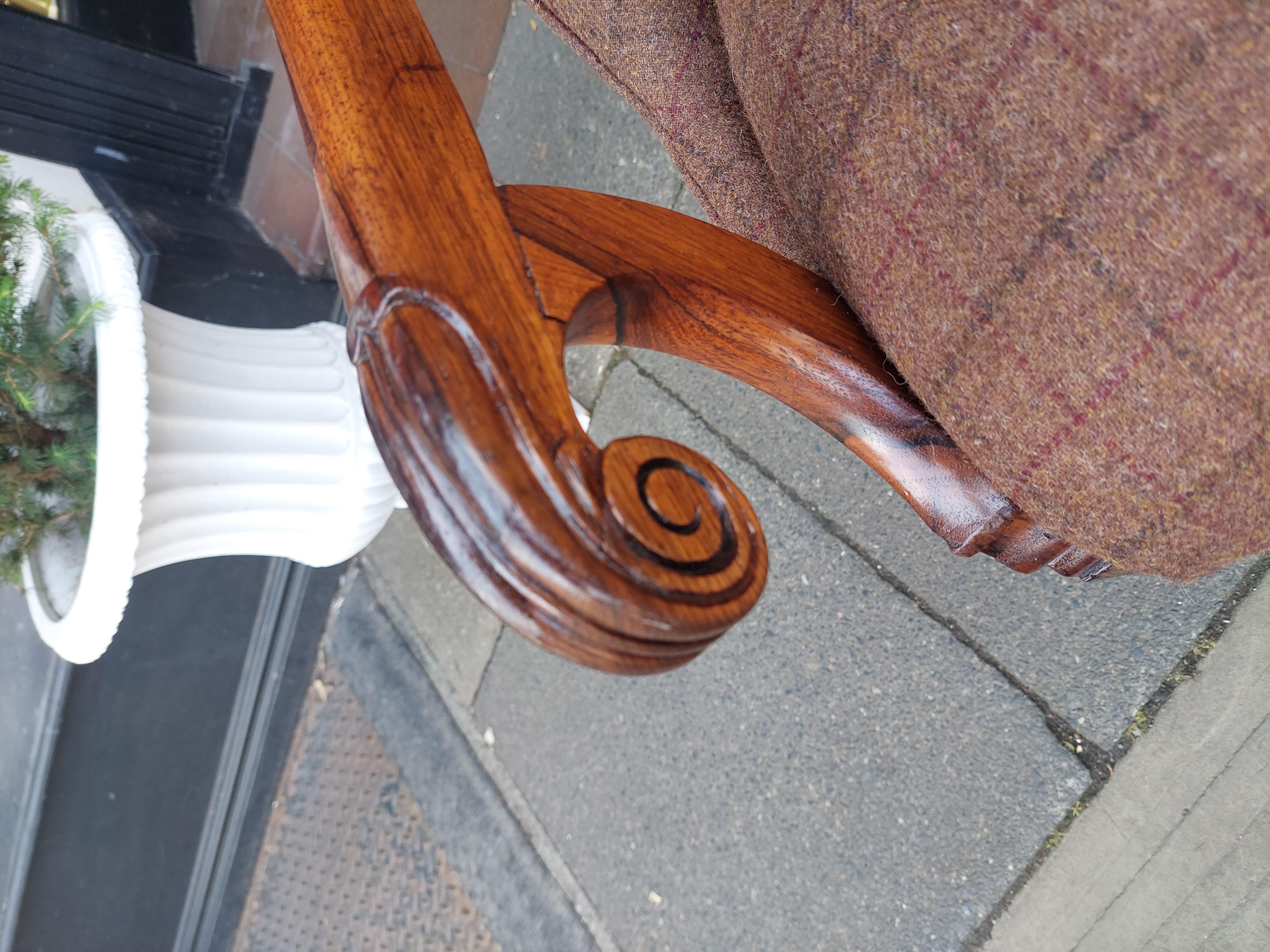 Inglese Poltrona imbottita con schienale a bottoni in palissandro dei primi anni del XIX secolo in vendita