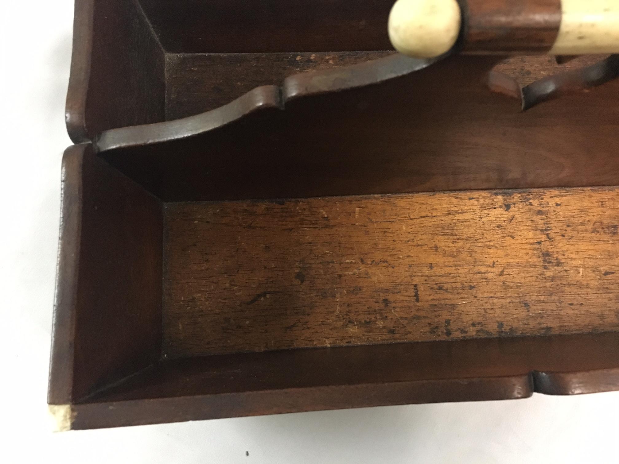 Cubertero de Scrimshaw y nogal tallado a mano con corazón de principios del siglo XIX Arte popular en venta