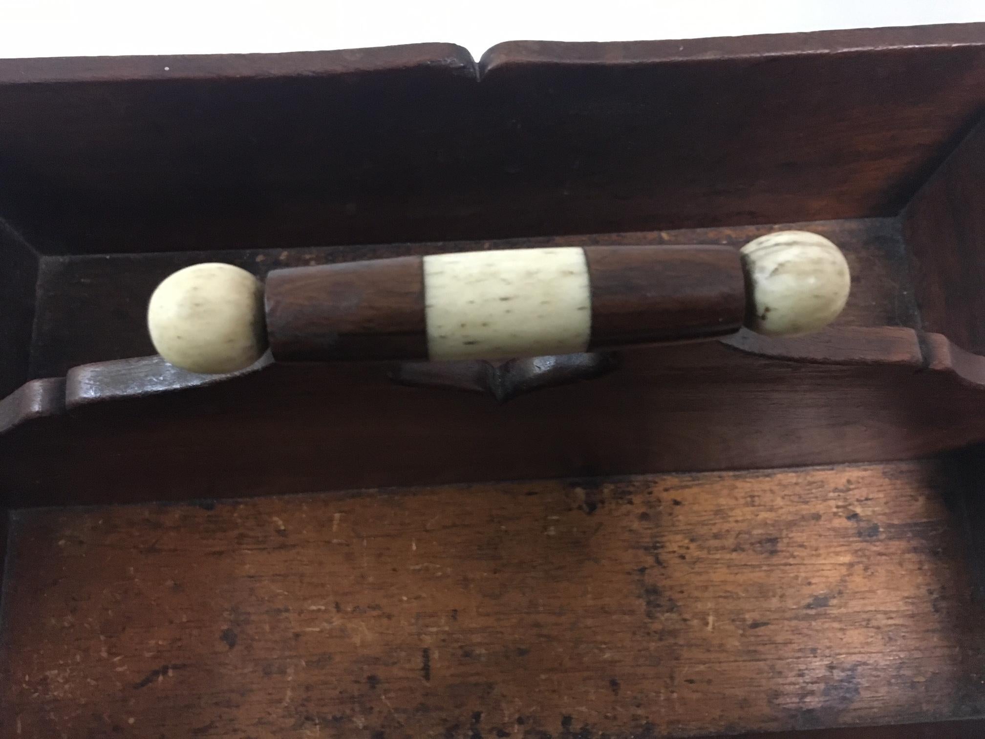 Cubertero de Scrimshaw y nogal tallado a mano con corazón de principios del siglo XIX Estadounidense en venta
