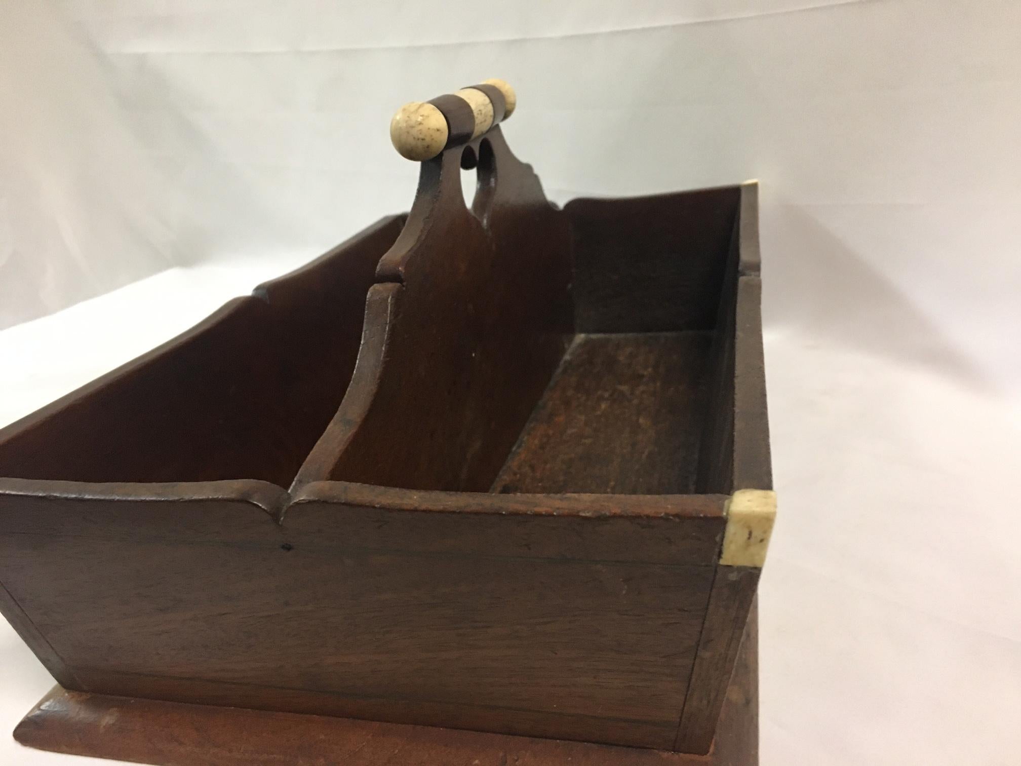 Cubertero de Scrimshaw y nogal tallado a mano con corazón de principios del siglo XIX en Bueno estado para la venta en Savannah, GA