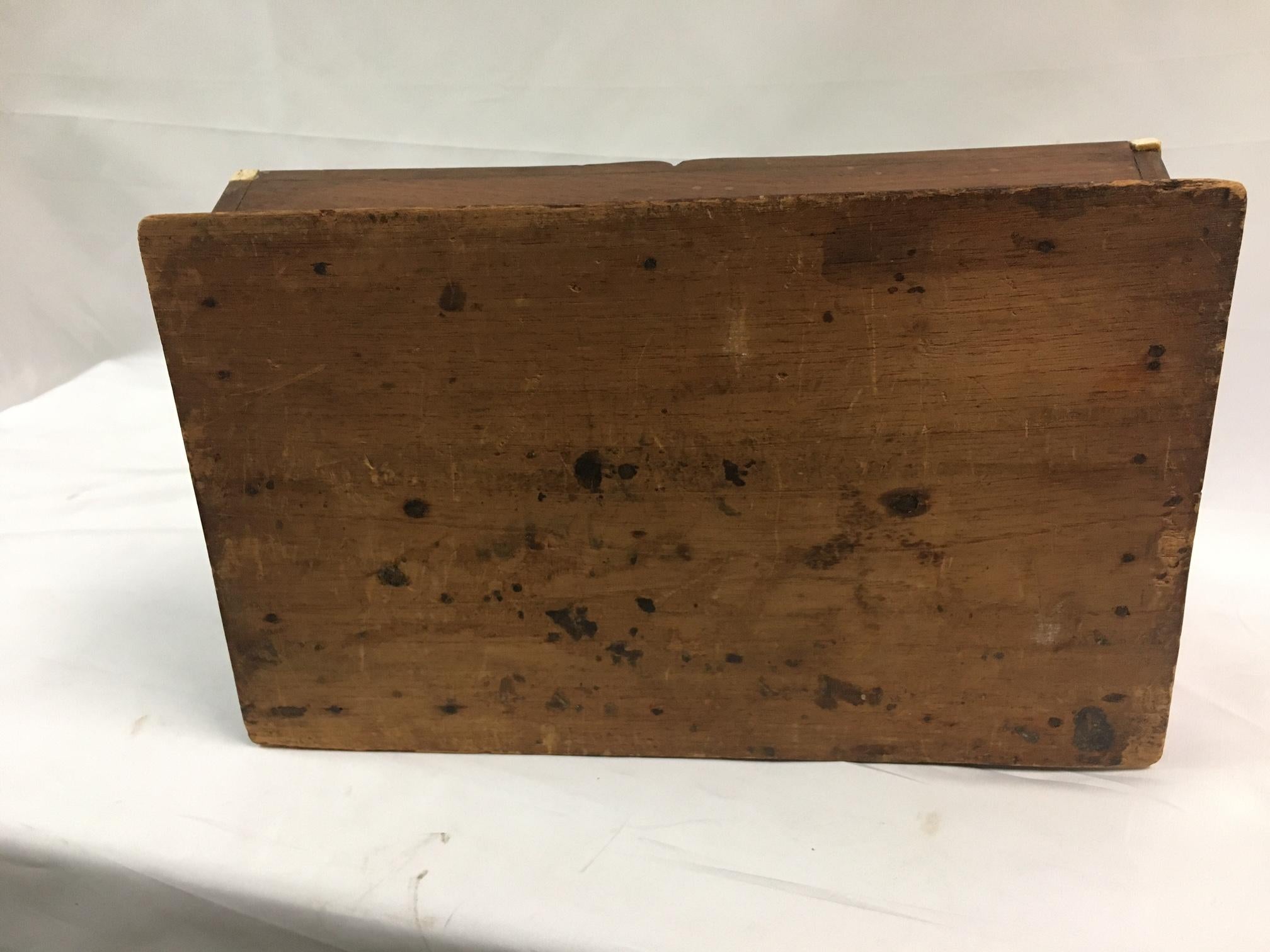 Cubertero de Scrimshaw y nogal tallado a mano con corazón de principios del siglo XIX Hueso en venta