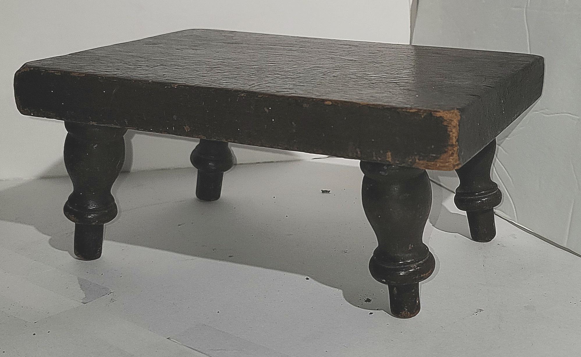 19THc Original surface small & early foot stool.Great to use as  un piédestal campagnard pour l'art populaire ou l'art américain. Bon état.