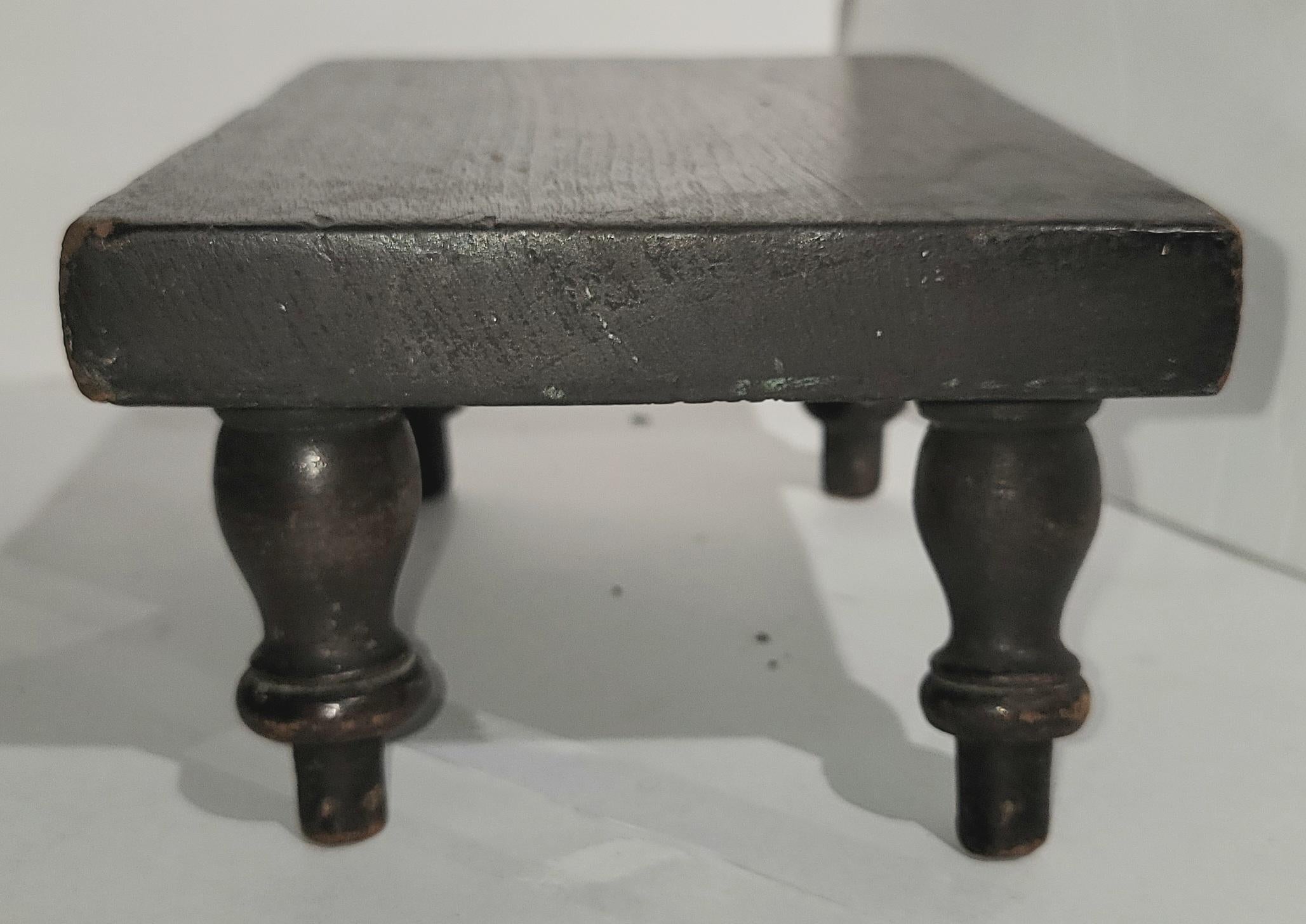 Américain Début 19eme Petit Tabouret de Pieds Ancienne Surface en vente