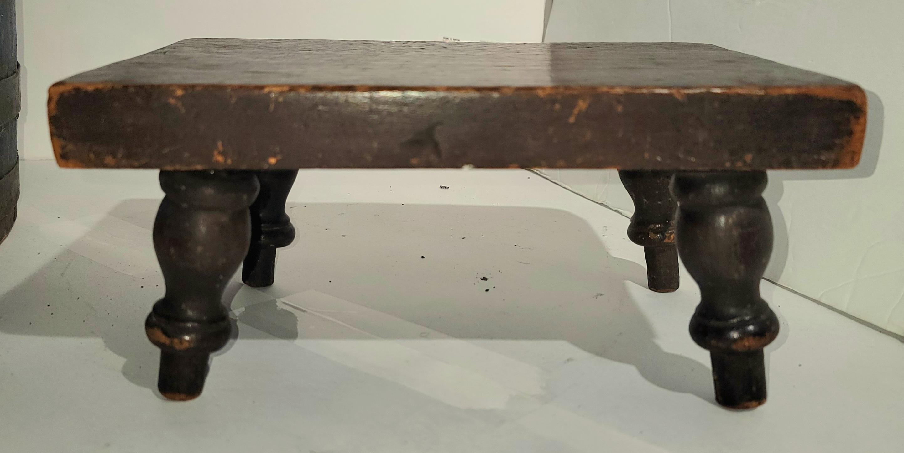 Fait main Début 19eme Petit Tabouret de Pieds Ancienne Surface en vente