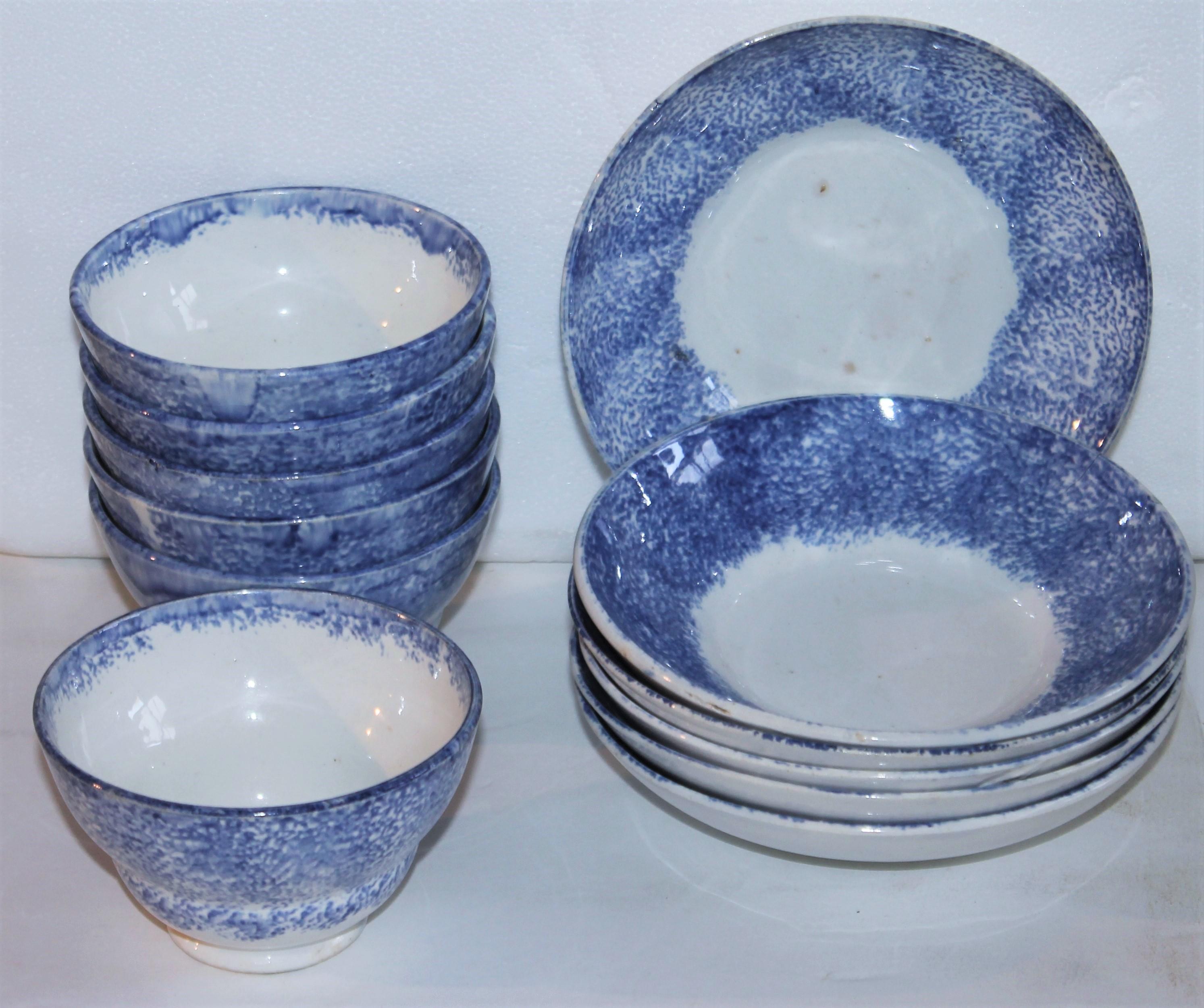 Ces six tasses et soucoupes en éponge bleue et blanche sont en parfait état. (Total de 12 photos. Ensemble ) Ils ont été fabriqués vers 1840-1860 et trouvés en Pennsylvanie. Ce set de c & s sans poignée pourrait être utilisé pour servir la soupe