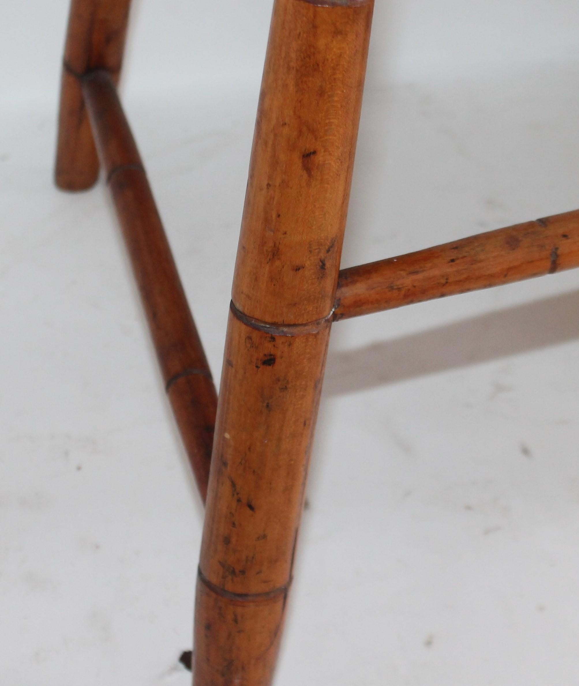 Early 19th C Step Down Windsor Chair In Good Condition For Sale In Los Angeles, CA