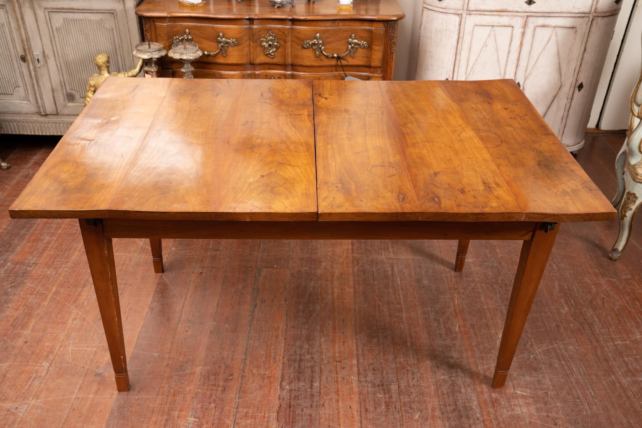 Early 19th Century Walnut Directoire Dining Table In Good Condition In New Orleans, LA