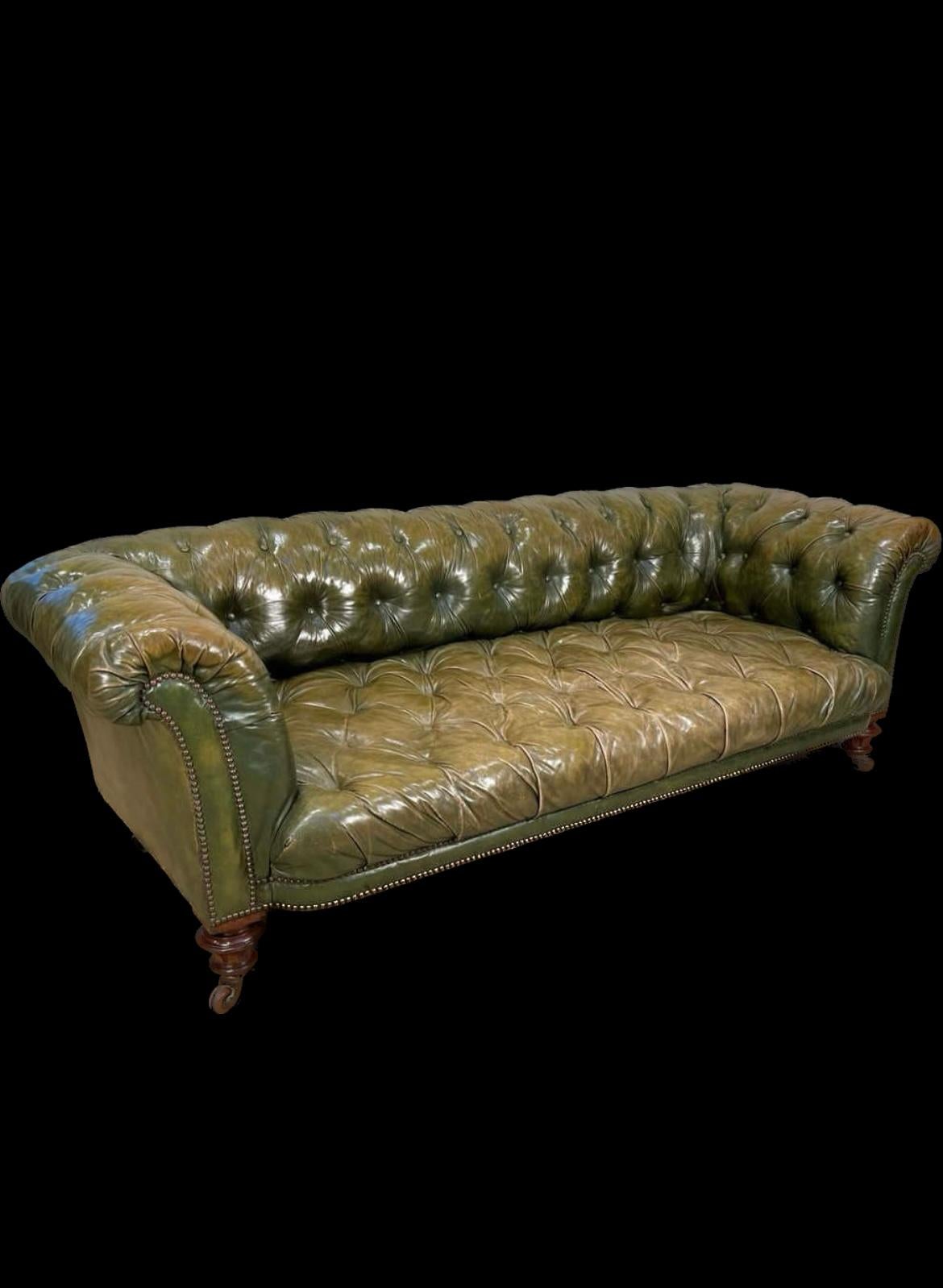 Early 19thC William IV Chesterfield Sofa in Beautiful Green Leathers In Good Condition For Sale In London, GB