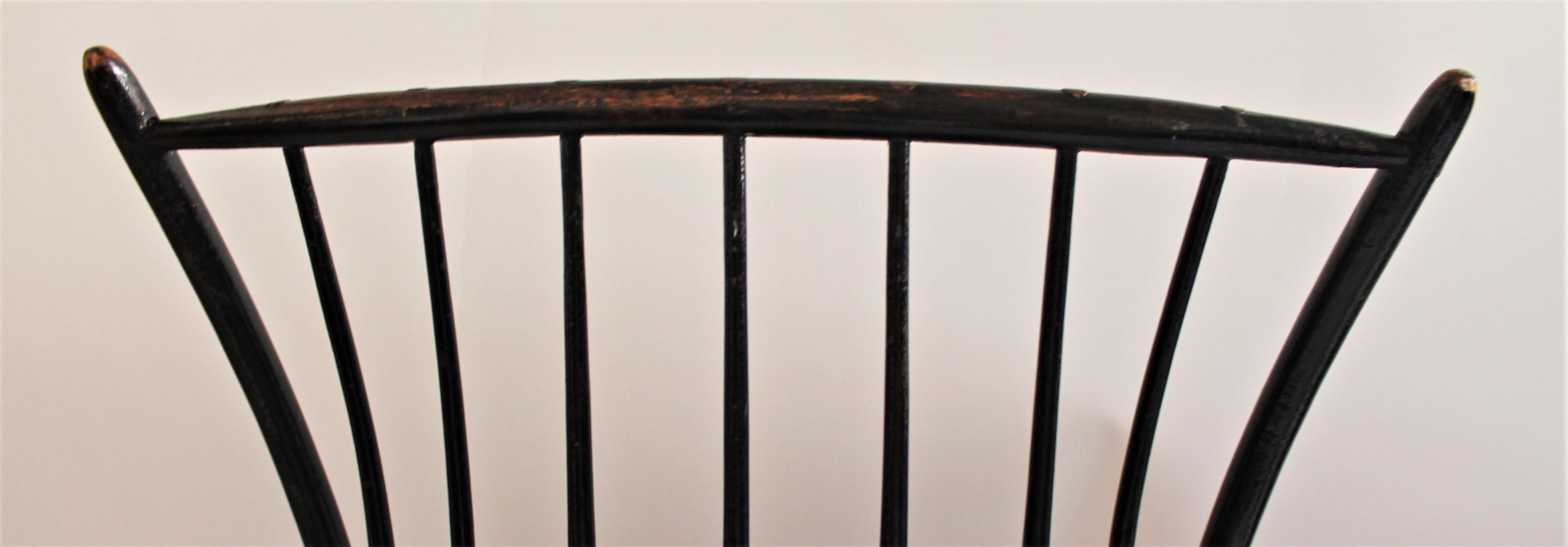 Early 19th Century Windsor Chair in Original Black Paint For Sale 4