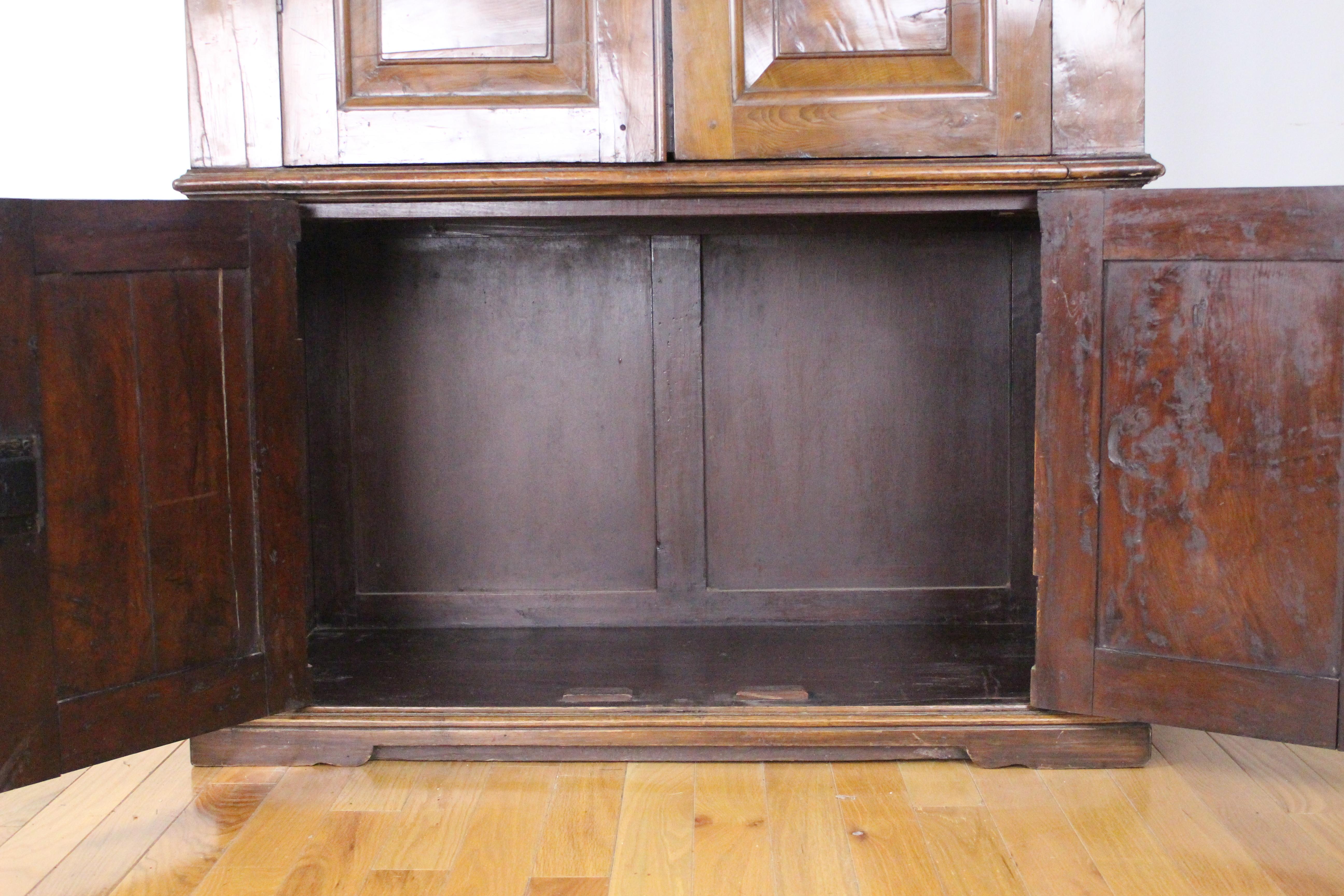 Early 19th Century Yew Wood Linen Cupboard For Sale 5