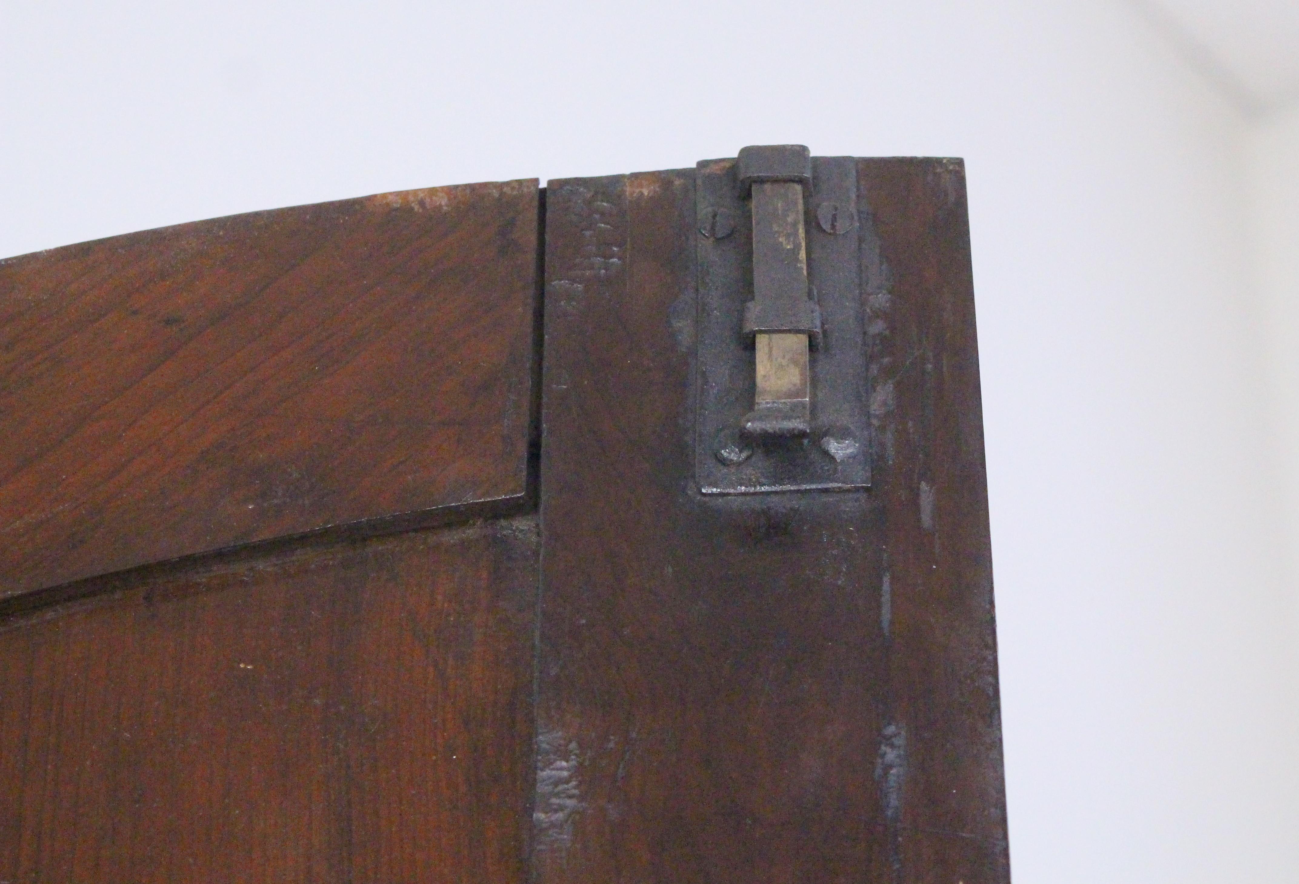 Early 19th Century Yew Wood Linen Cupboard For Sale 6