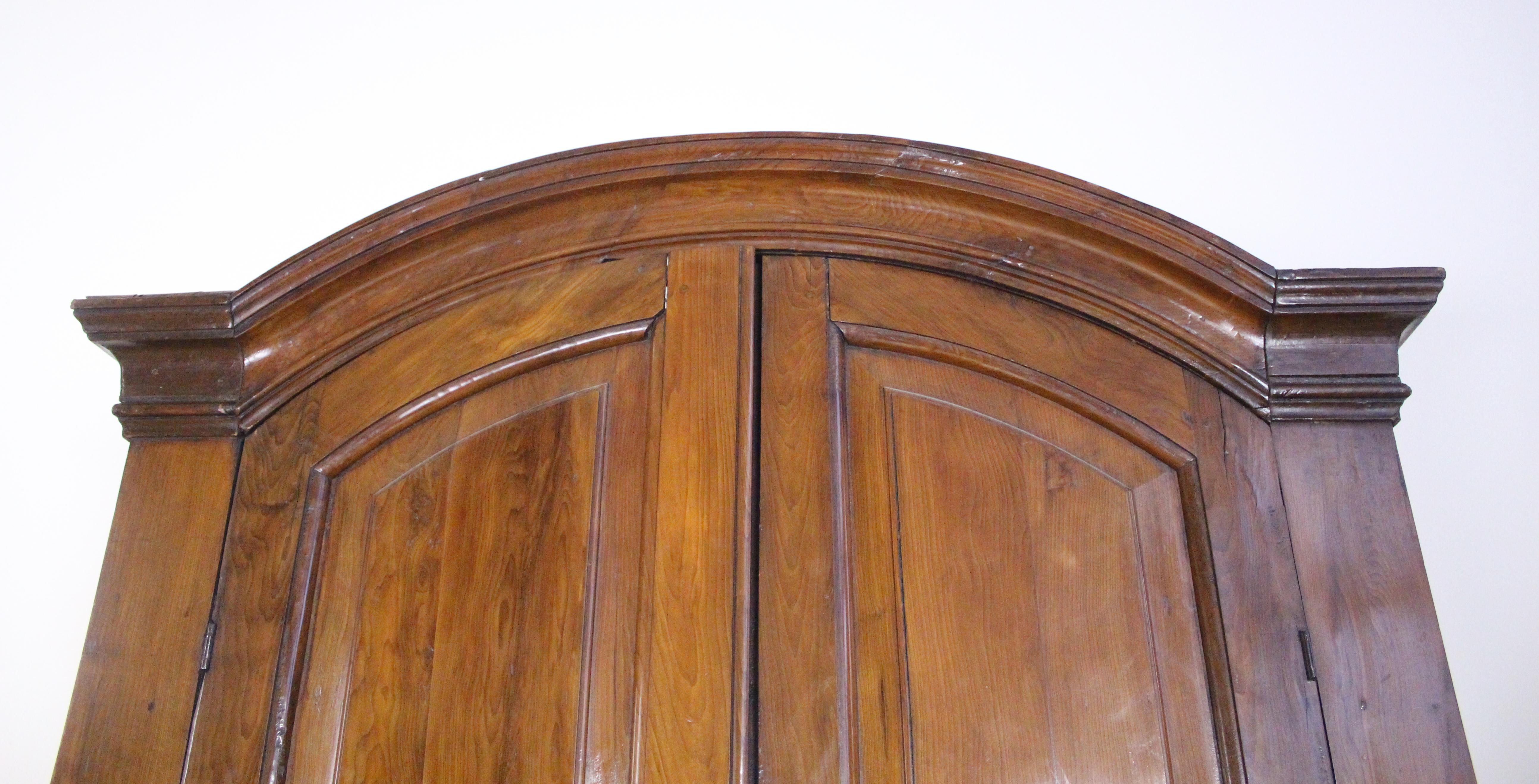 Early 19th Century Yew Wood Linen Cupboard For Sale 1
