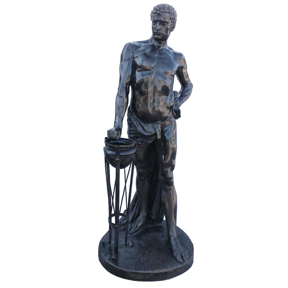 Figure antique d'un homme Mucius Scaevola en bronze coulé, Fonderie Gladenbeck Berlin, en bon état. La base est signée par le sculpteur allemand Wilhelm Kumm (né à Hambourg en 1861-1939) 