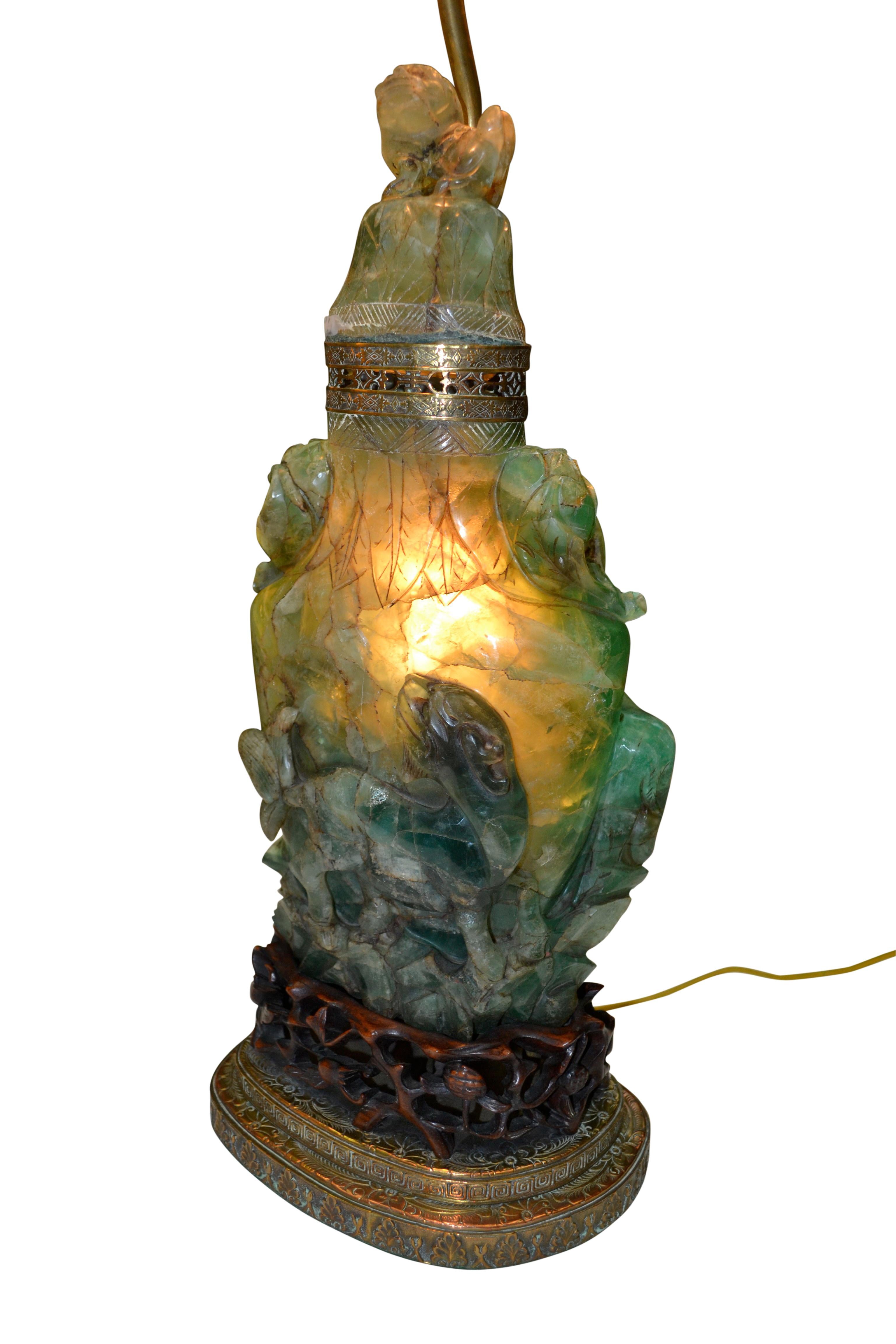 Chinois Lampe à quartz en jadéite verte sculptée du début du 20e siècle en vente