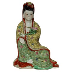 Statue chinoise Kwan Yin en porcelaine famille rose du début du 20e siècle