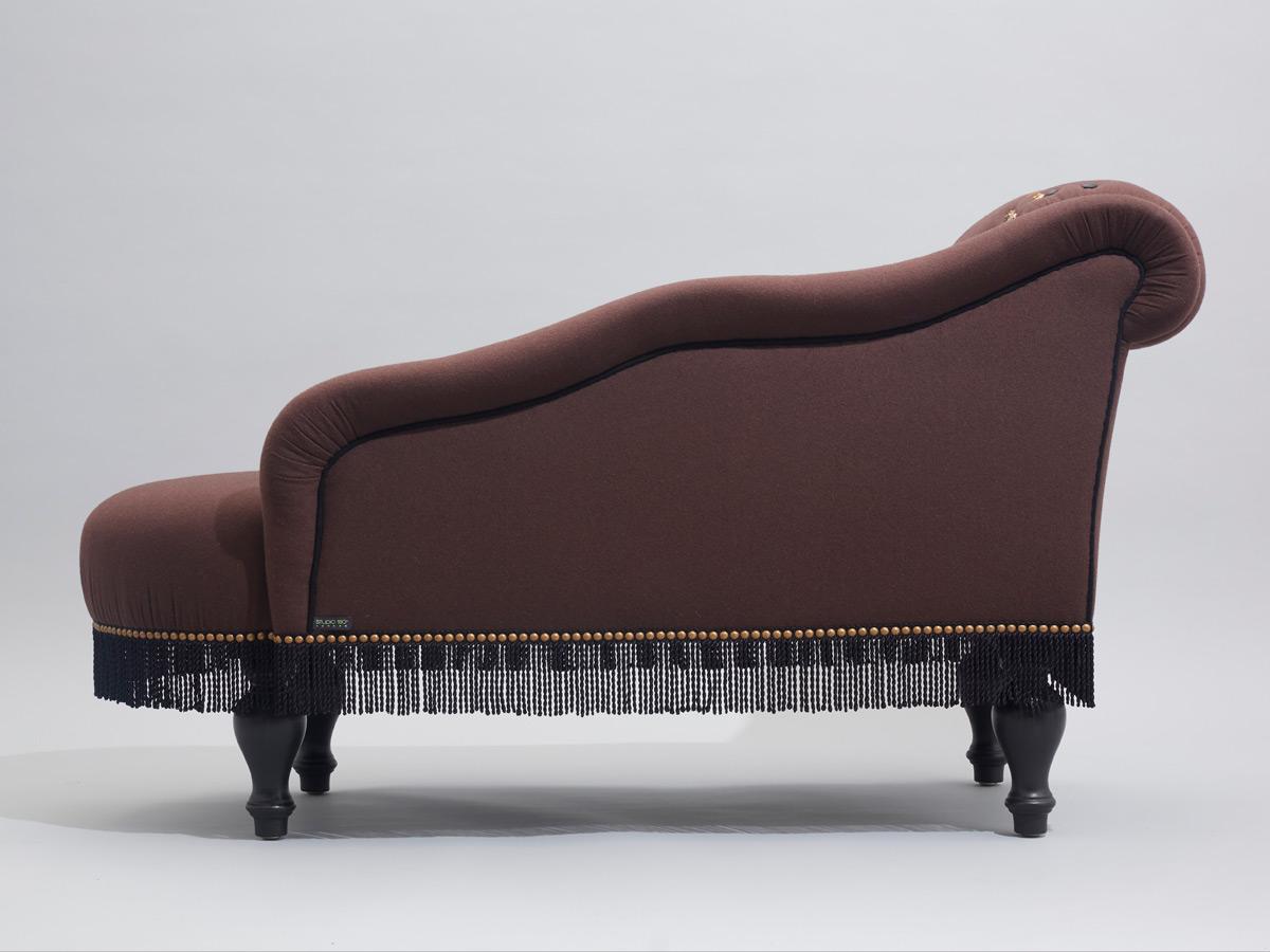 Art déco Chaises longues de style 1920 en tissu de laine marron et boutons en cuir laiton en vente