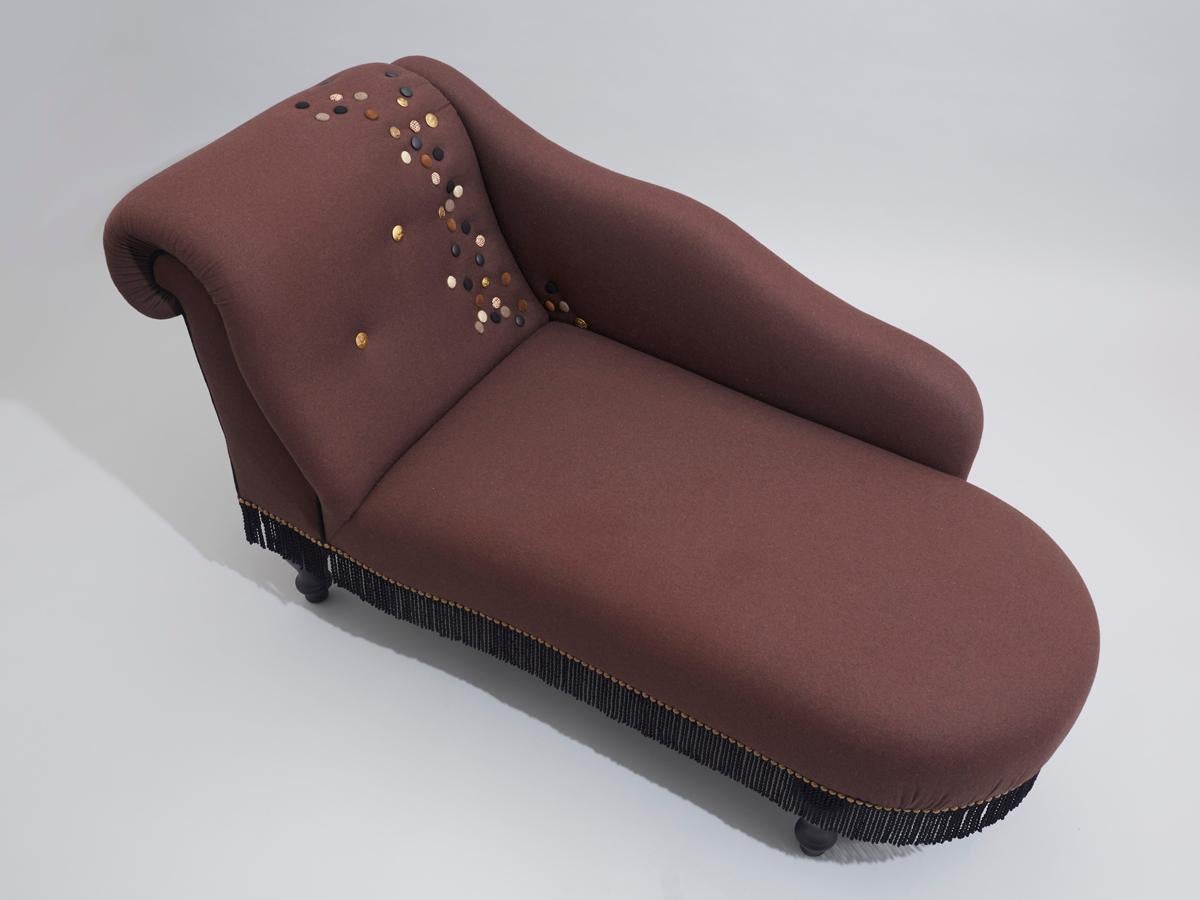 English 1920 Style Chaise Longues In Brown Wool Fabric And Brass Leather Button Detail For Sale