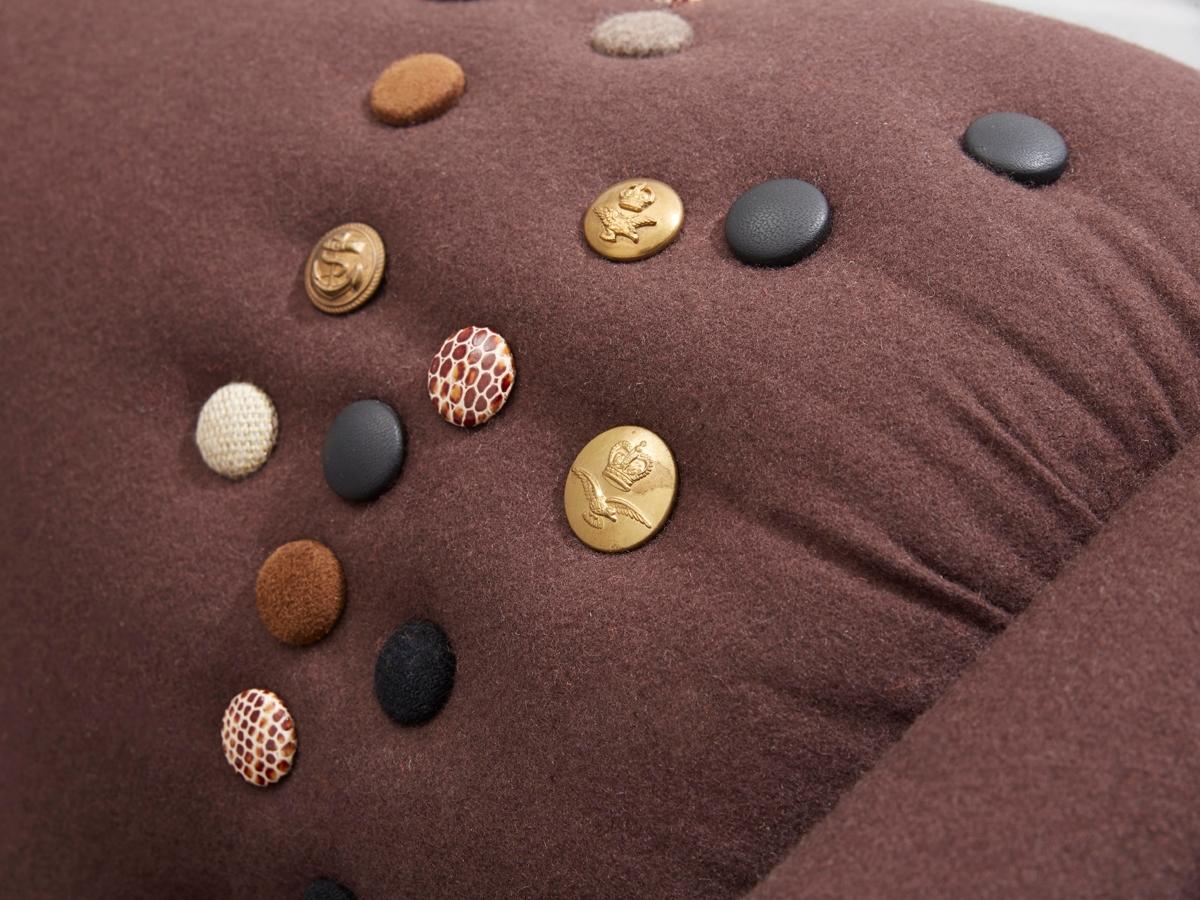 Chaises longues de style 1920 en tissu de laine marron et boutons en cuir laiton Bon état - En vente à London, GB