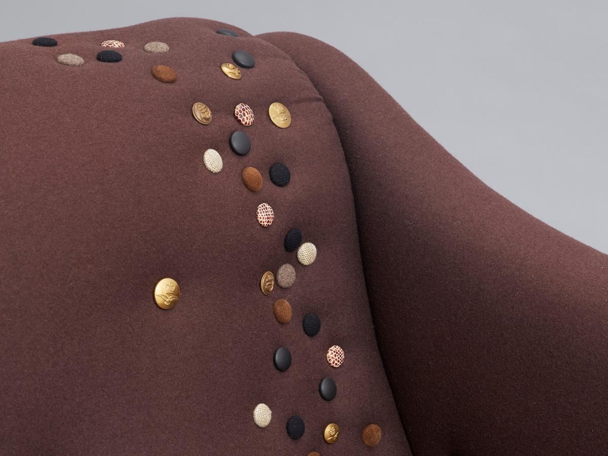 Laiton Chaises longues de style 1920 en tissu de laine marron et boutons en cuir laiton en vente